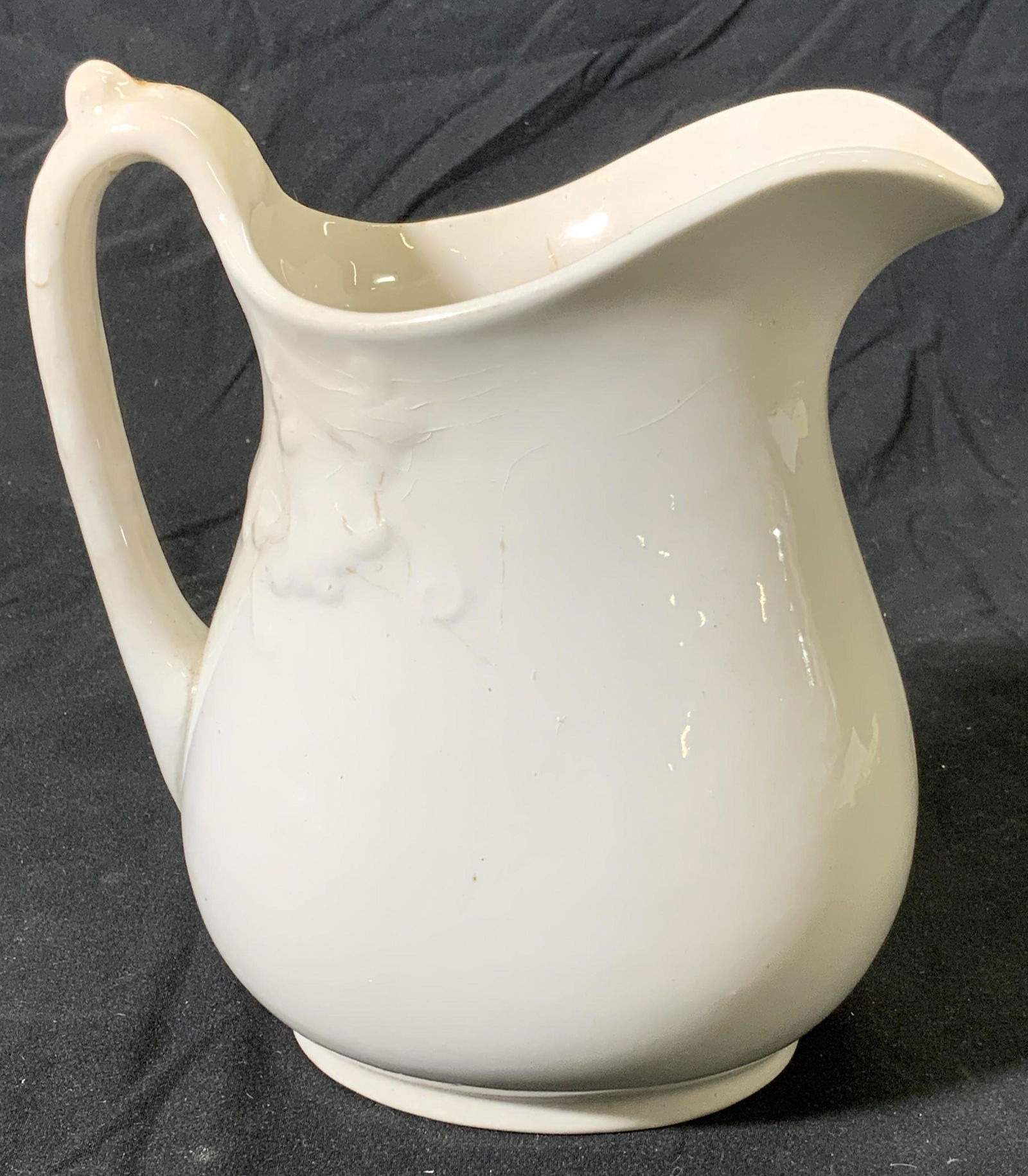 Vtg ROYAL CHINA INTERNATIONAL Porcelain Creamer: Vintage Royal China International white porcelain creamer. Surface wear consistent with age and exposure. Trademarked to underside. Measures approx. 6 x 4 x 6 inches. Royal china international, porcel