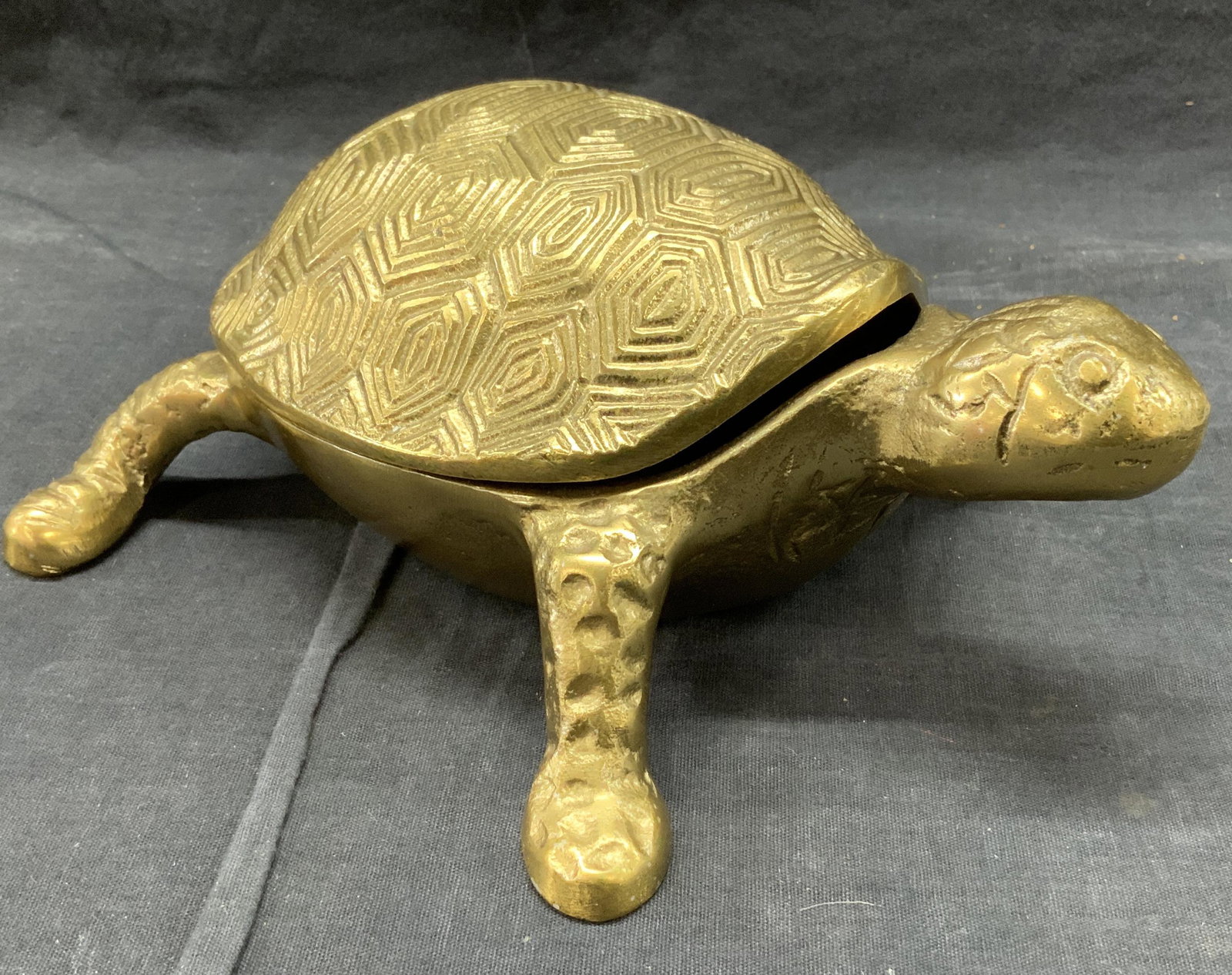 Threshold Brass TN Metal Turtle Figural Bowl, NWT: Brass toned tabletop turtle figural whose shell hinges open for trinket storage. Underside with original sticker label affixed to underside. Measures 9.5 x 7.5 in., Ht 3 in. 3 giftware, nwt, Home deco