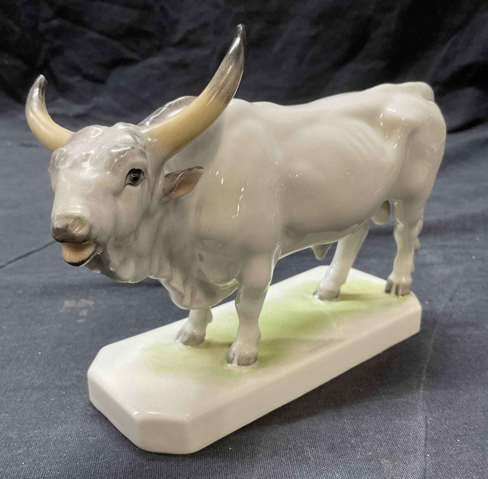 HEREND Bull Porcelain Figural, Hungary: HEREND Bull Porcelain Figural. Measures approx. 6.75 x 5 inches. Labeled on bottom with HEREND hallmark. Some wear throughout, wear to horns.HEREND porcelain, HEREND Bull figural, made in Hungary, Bul