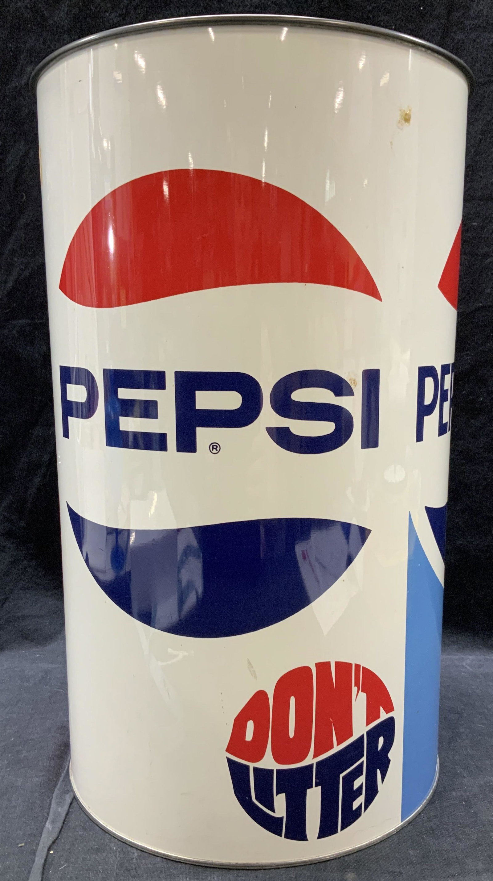 Vintage Pepsi Cola Dont Littler Vestibule: J.L. Clarks Vintage Pepsi Ad encouraging people to not litter, a vintage Pepsi campaign ad. Metal Vestibule reads Pepsi-Cola colored with caramel and Dont Litter , possibly c. 1980s Made in USA, one s