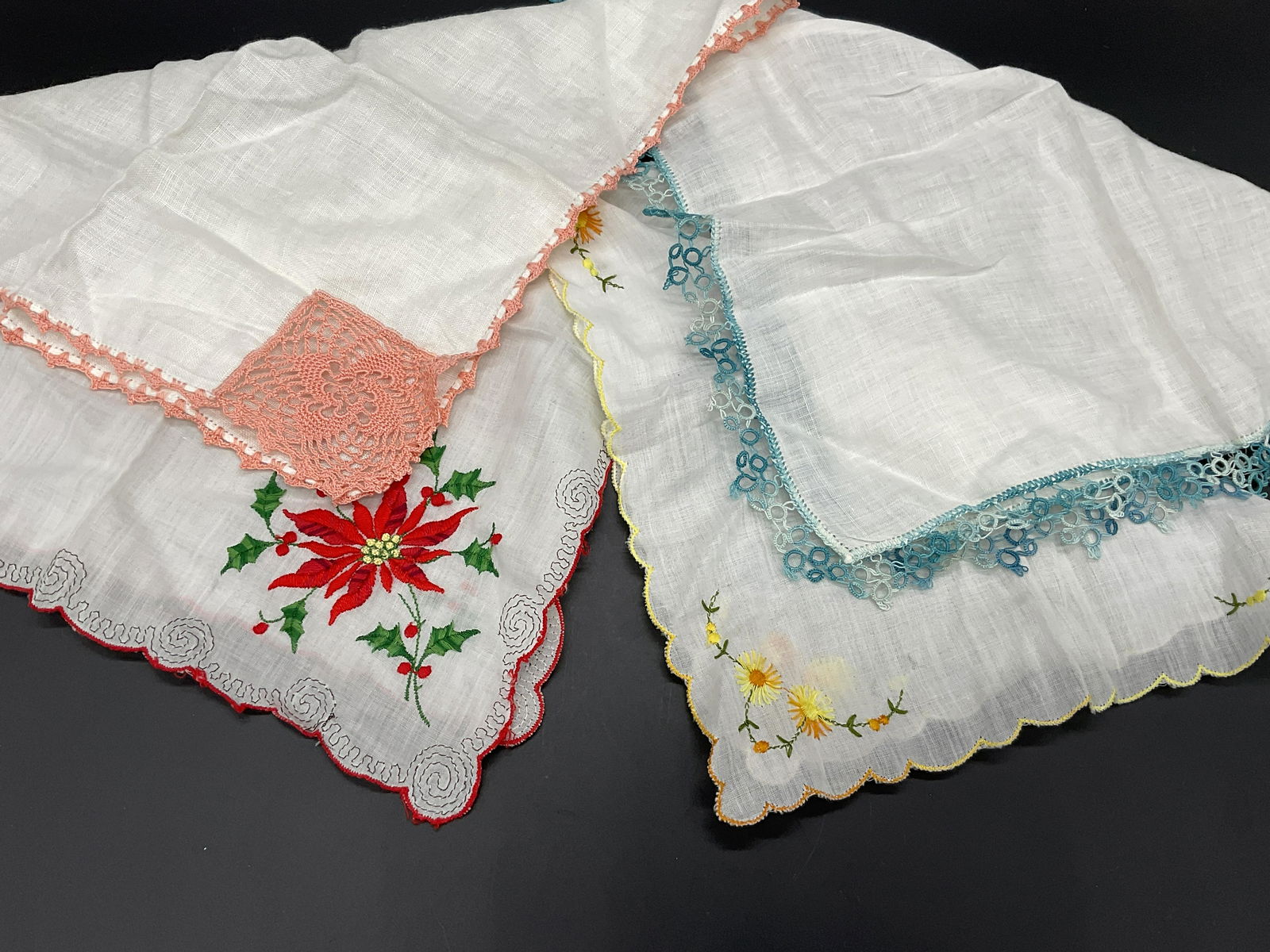 Lot 4 Doilies W Floral & Tatting Detail: Lot 4 Doilies W Floral & Tatting Detail. largest piece measures 12 x 12 inches. Minimal wear to pieces. Tatting to the edge of a doily. 2 Floral doilies and 1 peach crochet doily. Doily, doilies, tabl
