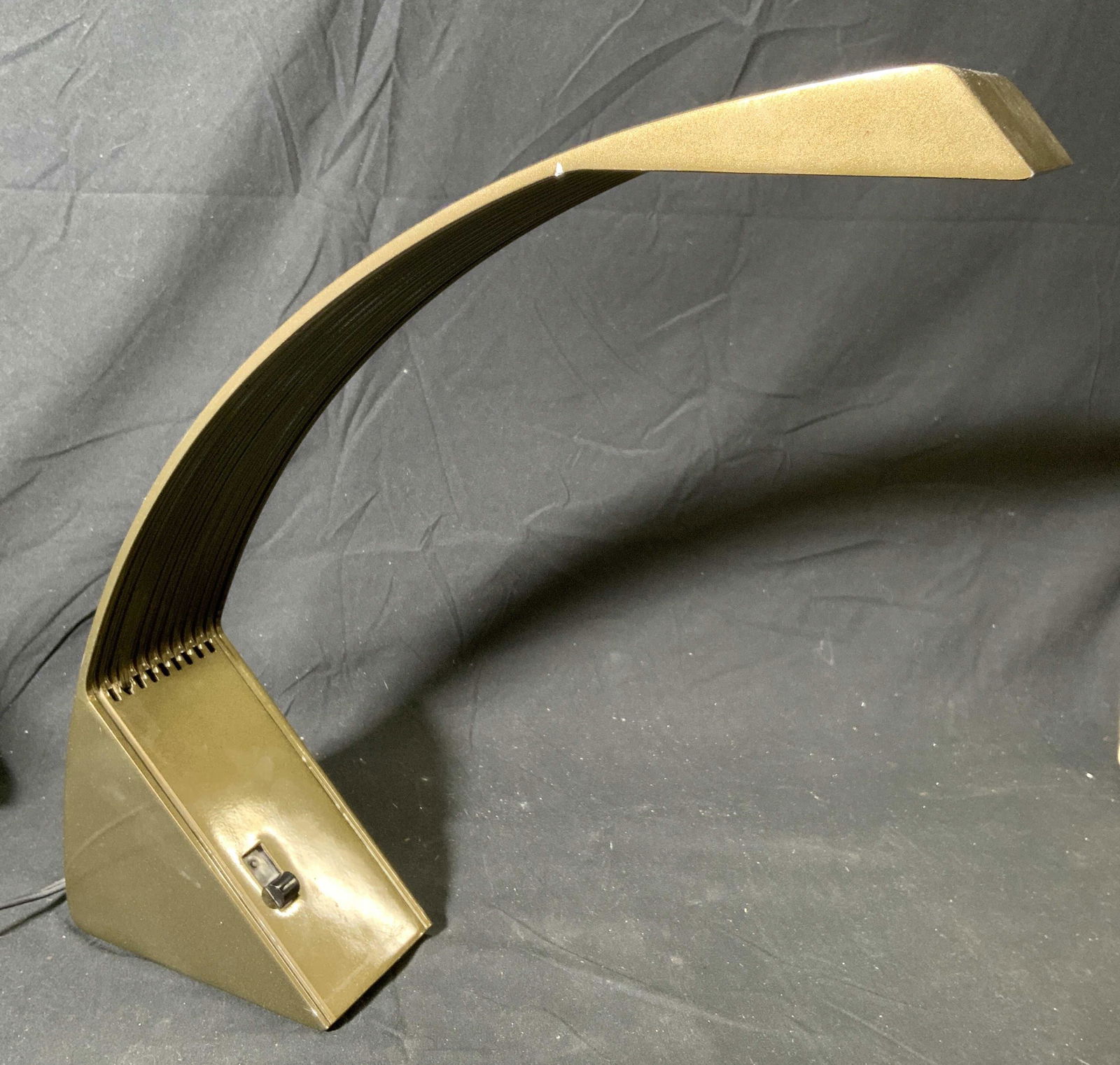 Vtg MARCO ZOTTA for CIL Arcobaleno Lamp: Vintage Marci ZOTTA for Compagnia Italiana Lumi Arcobaleno Lamp in metallic olive green. Halogen lamp. Molded aluminum coated with epoxy. Trademarked to underside. This lamp design is held in the coll