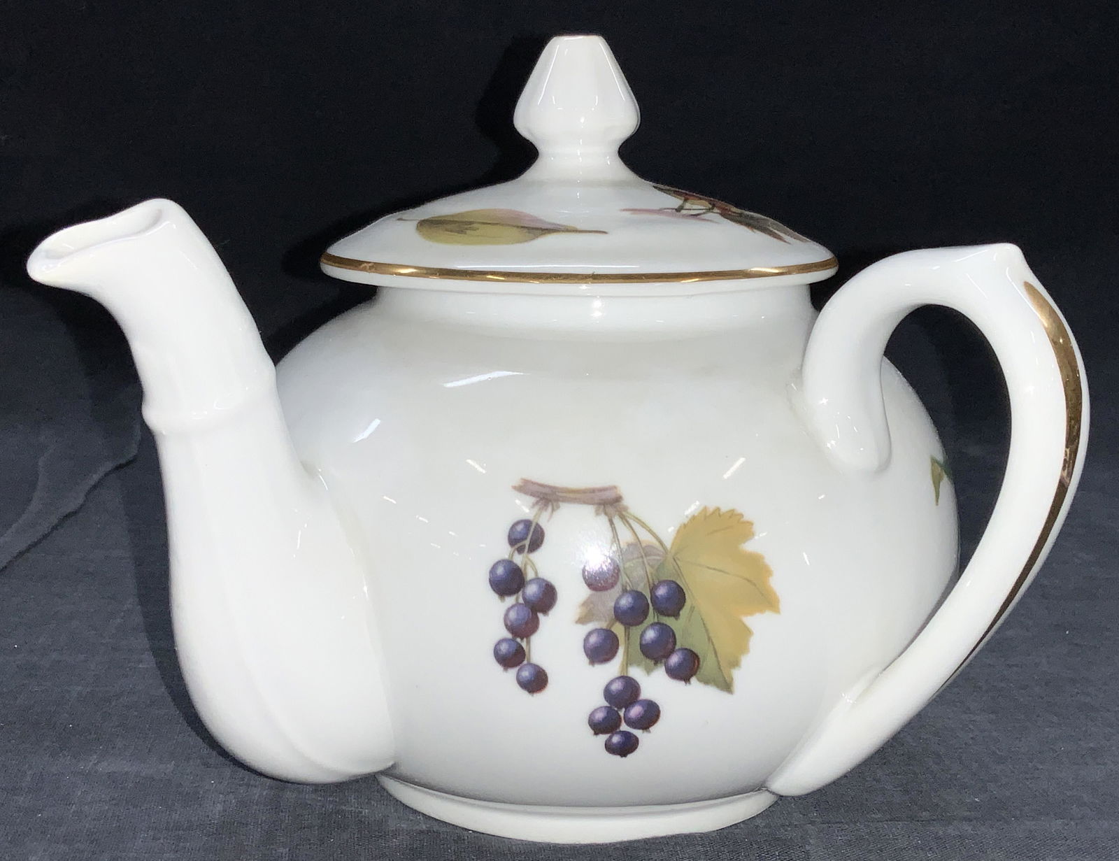 ROYAL WORCESTER White Porcelain Tea Pot, England (1 of 9)