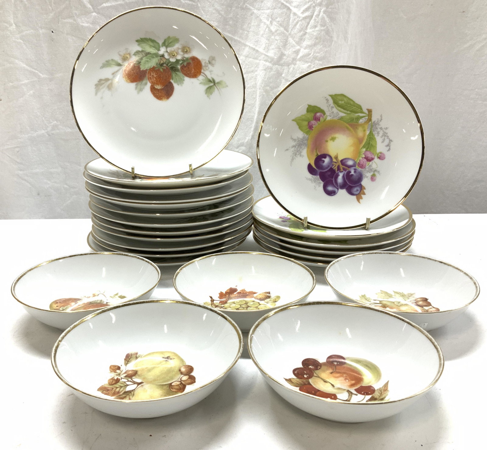 Set22 Hutschenreuther Selb, Alboth & Kaiser Plates: Combination of Thomas, Hutschenreuther Selb, Alboth & Kaiser Plates and dessert bowls. all fruit motif with gilt rims and white porcelain backgrounds. Made in Germany, Bavaria, or West Germany. Vintag