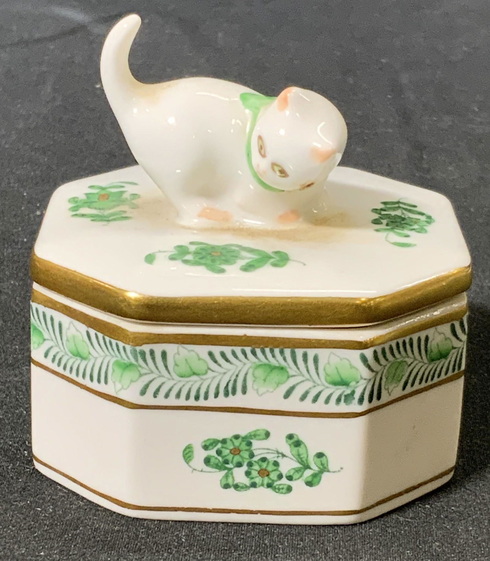 HEREND Green Chinese Bouquet Kitten Trinket Box (1 of 6)