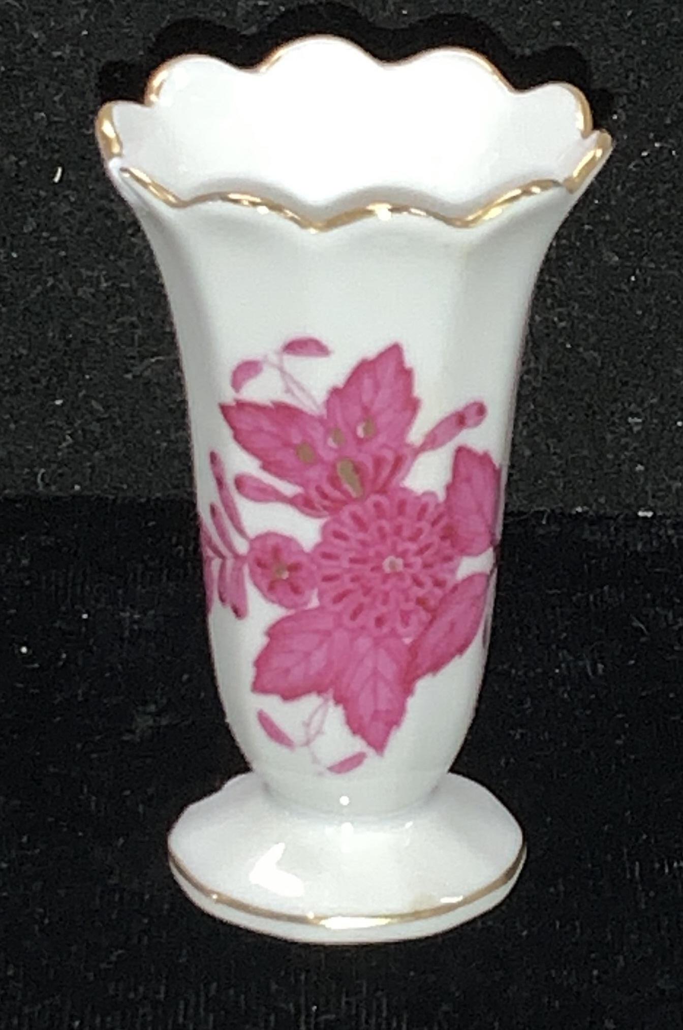 Herend Hungary 7192 Chinese Bouquet Bud Vase: Herend Chinese Bouquet miniature Bud vase in Raspberry. Hallmarked 7192/AP 56, chip to upper and lower rim. Measures 2.5 x 1.5 in. Originally named Apponyi Flowers for Count Albert Apponyi, this 1930-