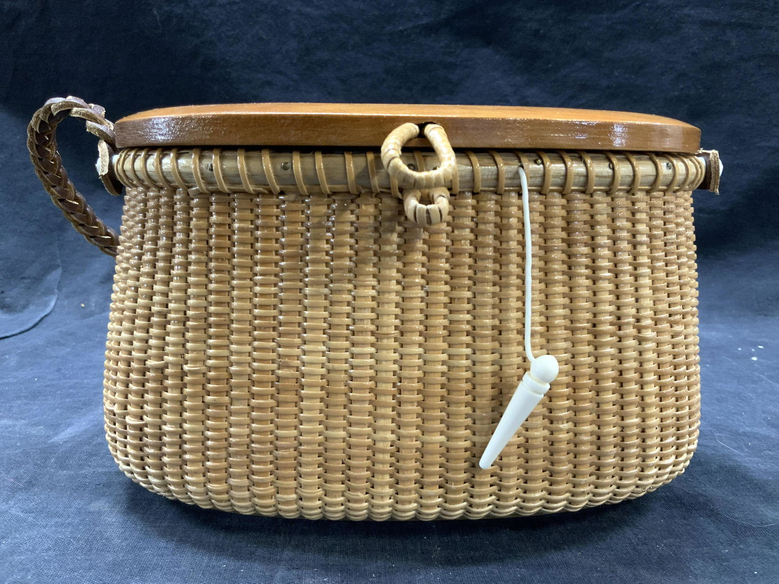 BASKETVILLE NANTUCKET BASKET W Lid & Strap (1 of 8)