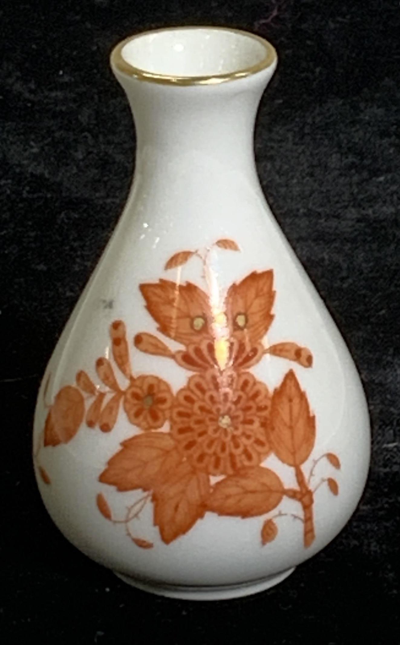 HEREND Chinese Bouquet Rust Bud Vase 719h A09: Herend Chinese Bouquet miniature Bud vase in Raspberry. Hallmarked 719h A09 Measures 2.75 x 1.75 in. Originally named Apponyi Flowers for Count Albert Apponyi, this 1930-vintage pattern features flora