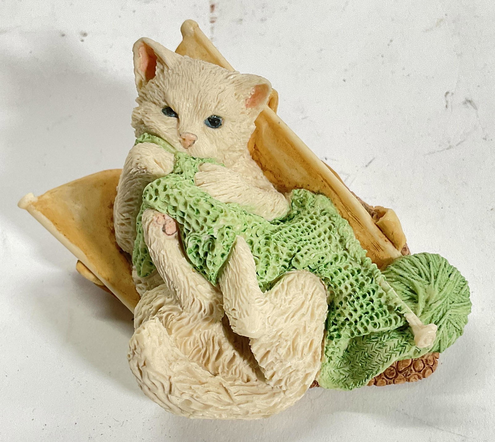 Kitten In Knitting Bag Figural, Border Fine Arts: Cat figural, hand made in SCOTLAND by Border Fine Arts in 1992. Bottom is felted and labeled. Kitten in Knitting Bag Signed on top. Measures approx 1.5H x 3.5W inches. No visible wear to piece. Border