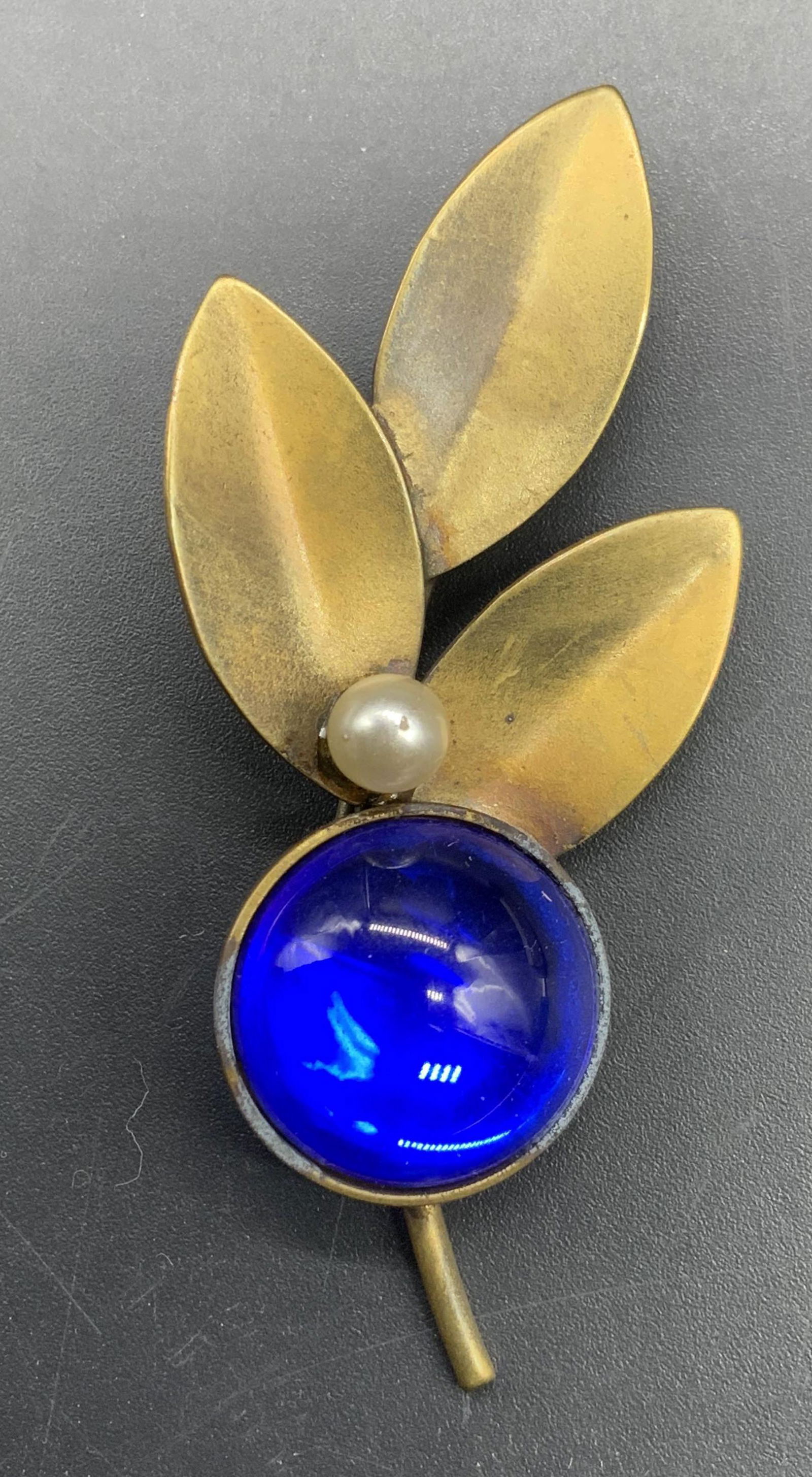 ART DECO JEWELLERY Brass Brooch w Blue Cabochon (1 of 7)
