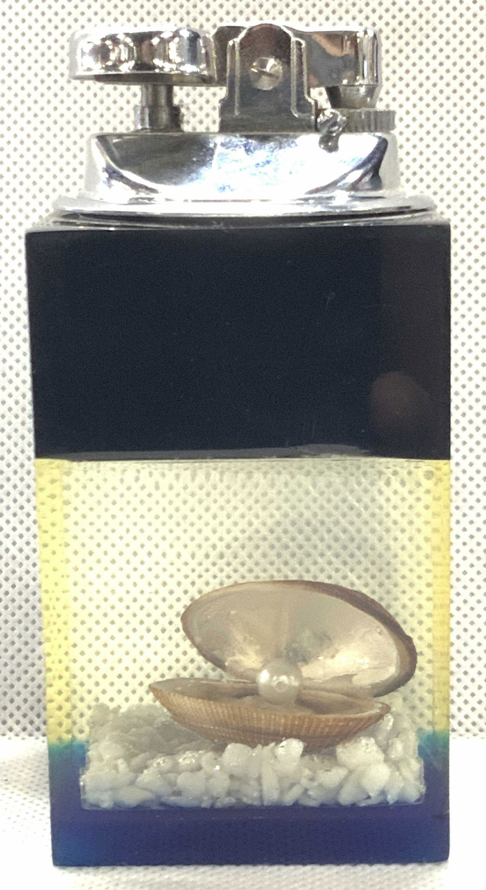 Vintage Resin Clam Shell Tabletop Lighter, Korea (1 of 7)