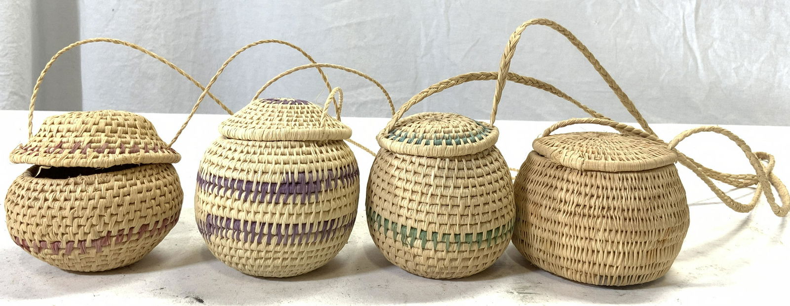Lot 4 Woven Straw Lidded Baskets (1 of 6)