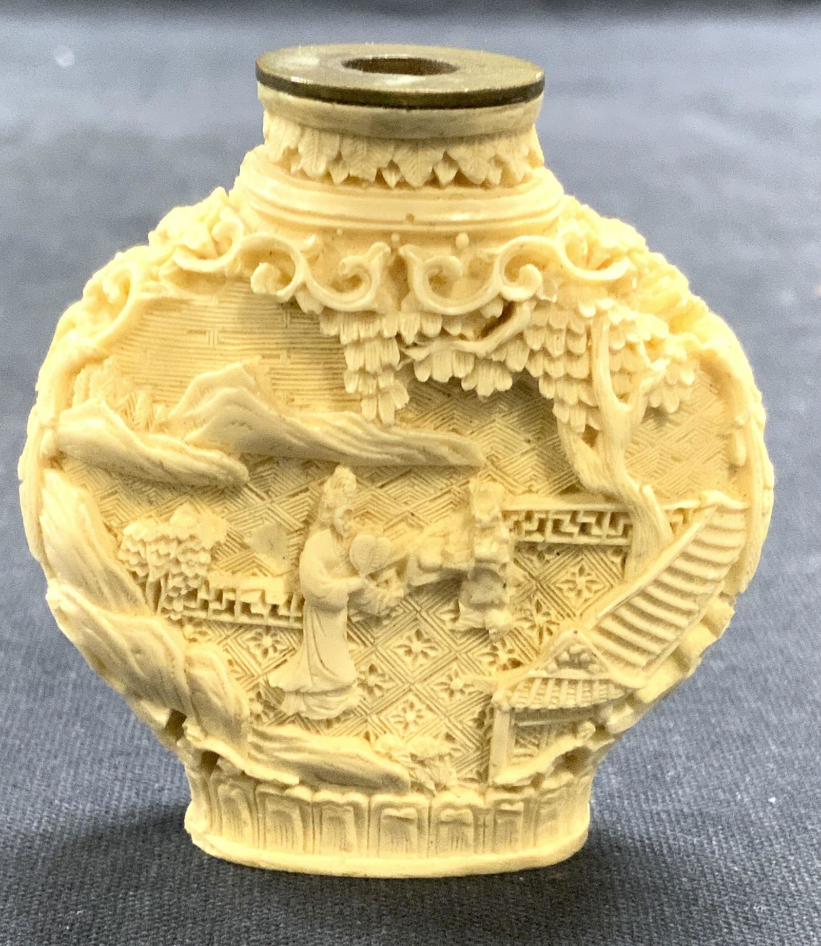 Vintage Lacquered Resinous Snuff Bottle White (1 of 6)