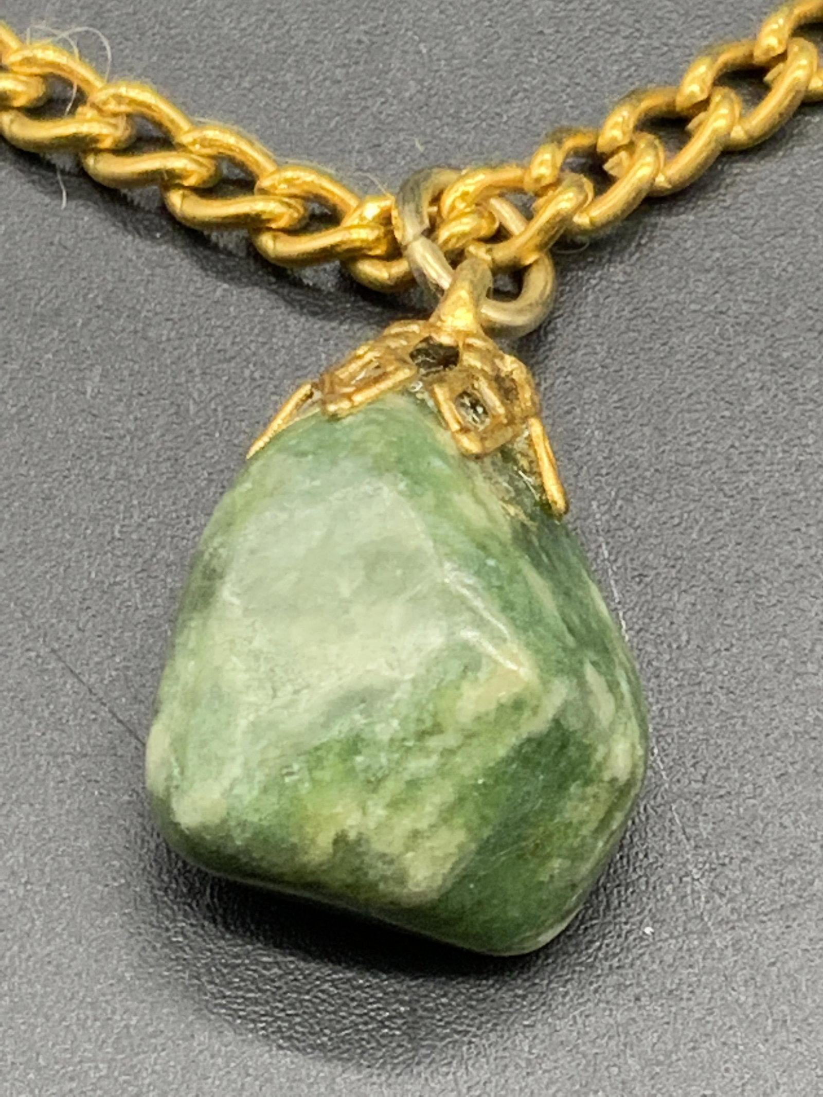 Vntg Natural Green Stone Pendant Choker Necklace: A vintage Natural Green Stone Pendant Choker Necklace. Open metalwork clasp closure. Measures approx 15.5 inches in length. Some mild wear consistent with age and use. Vintage jewelry, Vintage accesso