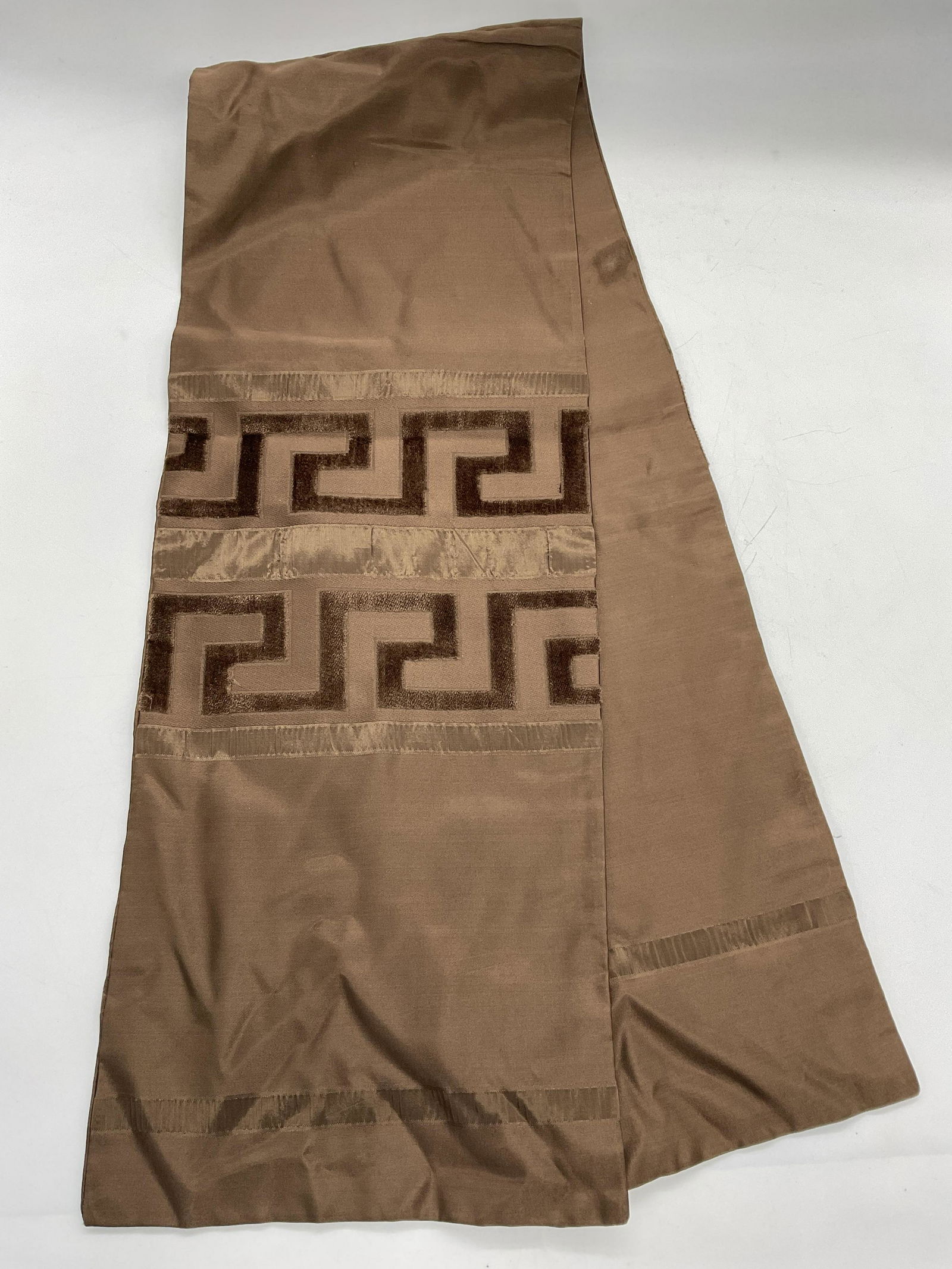 Minimalistic Bronze Toned Scarf: Minimalistic bronze toned Scarf W Neoclassical Detail No material or name label. Measures approx 46 x 8.25 inches. Minimal wear to piece. (See photos) Scarf, mens scarf, bronze tone scarf, mens wear,