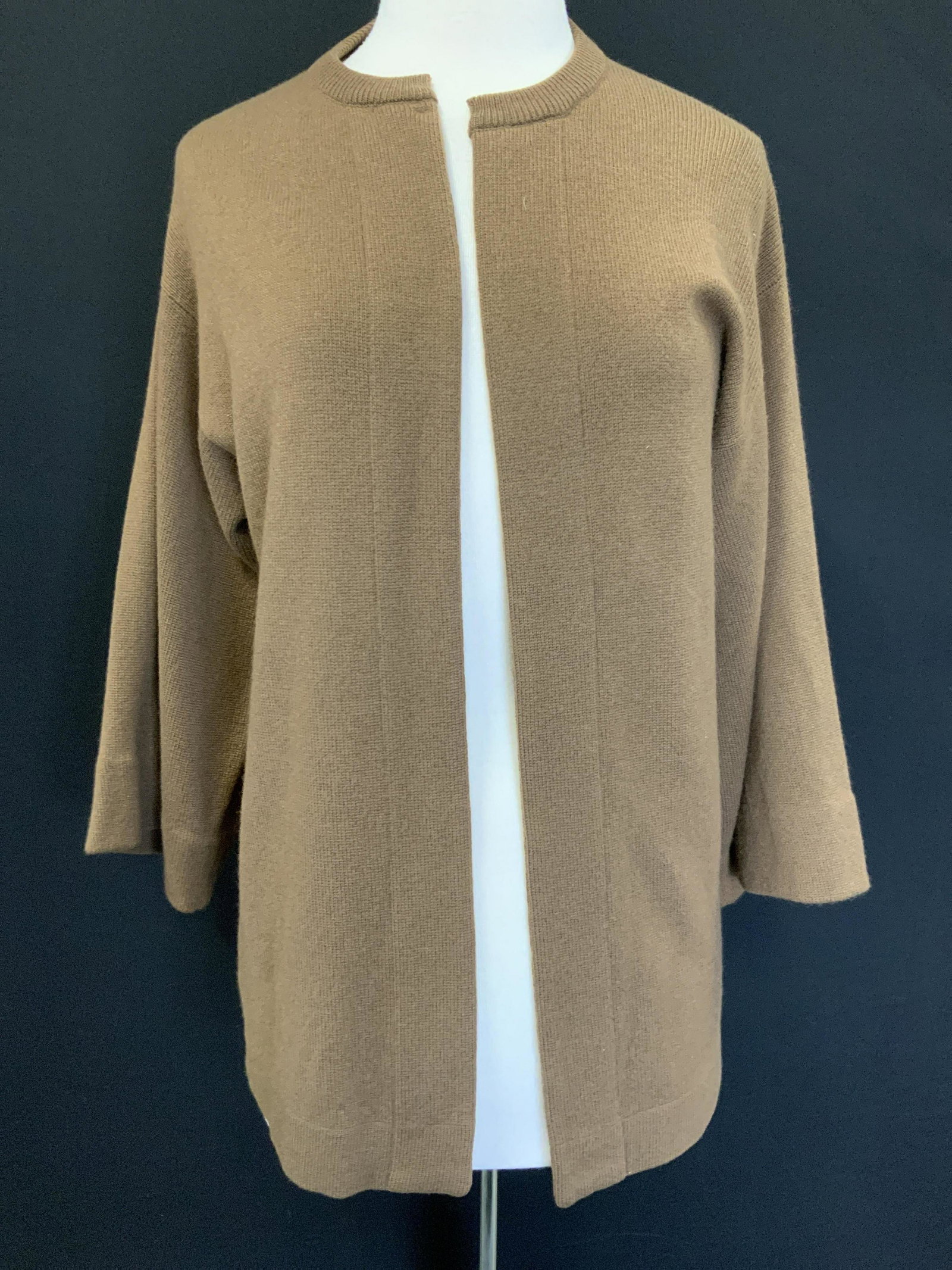 GLOIRA SACHS Cashmere Wide Sleeve Cardigan: Chestnut toned open cardigan with wide 3 quarter sleeves. Marked Gloria SACHS on tag. 100% Scottish Cashmere. Made In Britain. Size medium. Minor pulled threading. Gloria SACHS cashmere, Gloria SACHS 
