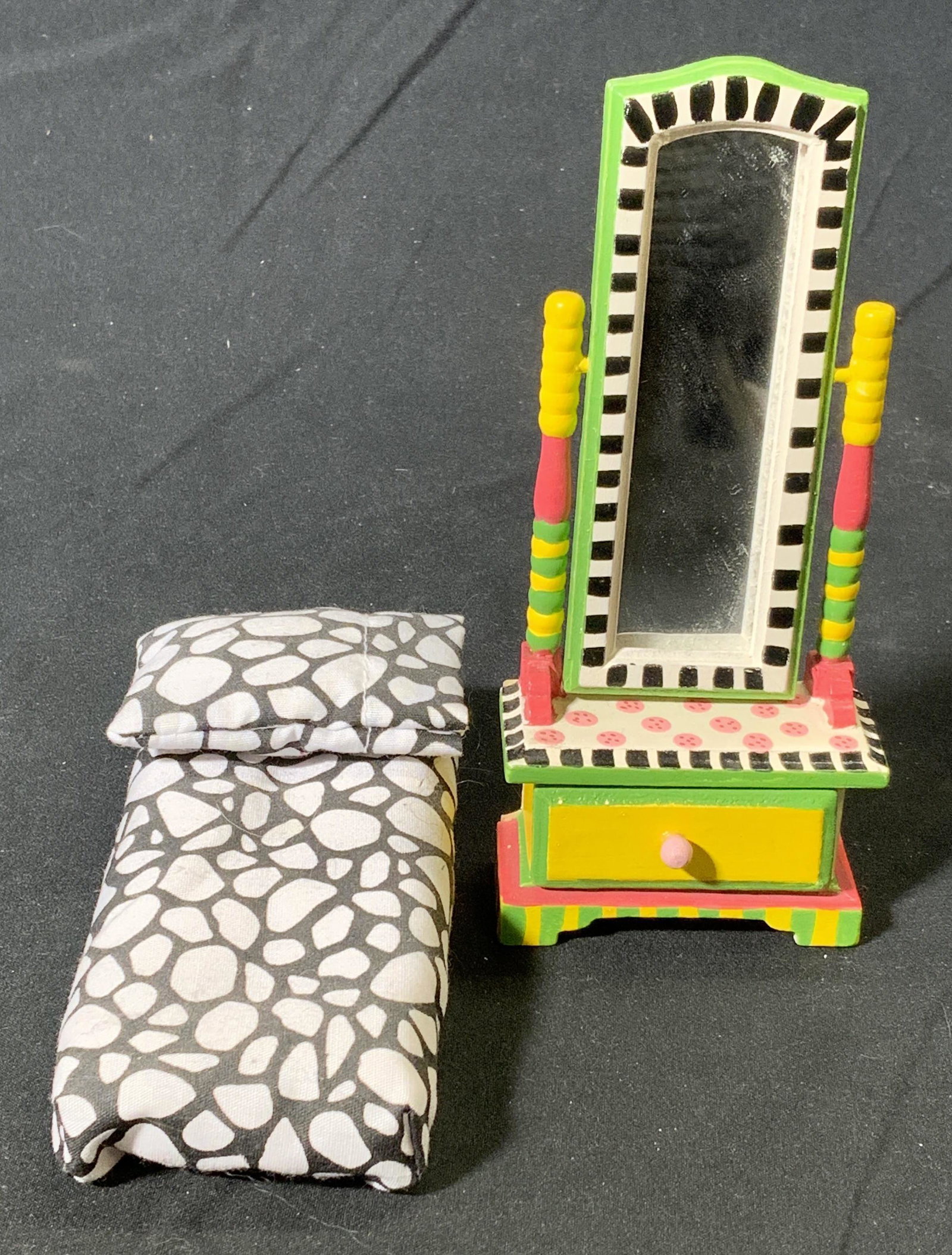 Set 2 Dollhouse Bedroom Furnishings (1 of 7)