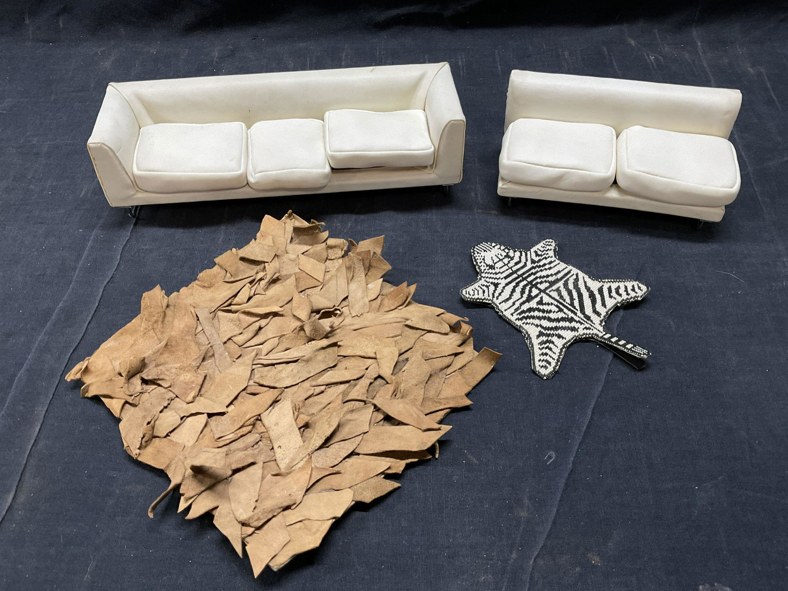 Lot 4 Doll House Couch & Rug Accessories (1 of 4)