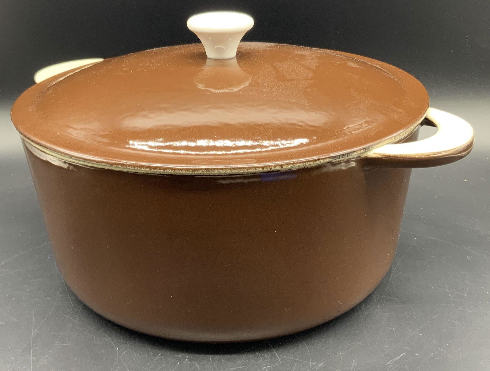 DESCOWARE Belgium Cast Iron Enamel Dutch Oven (1 of 9)
