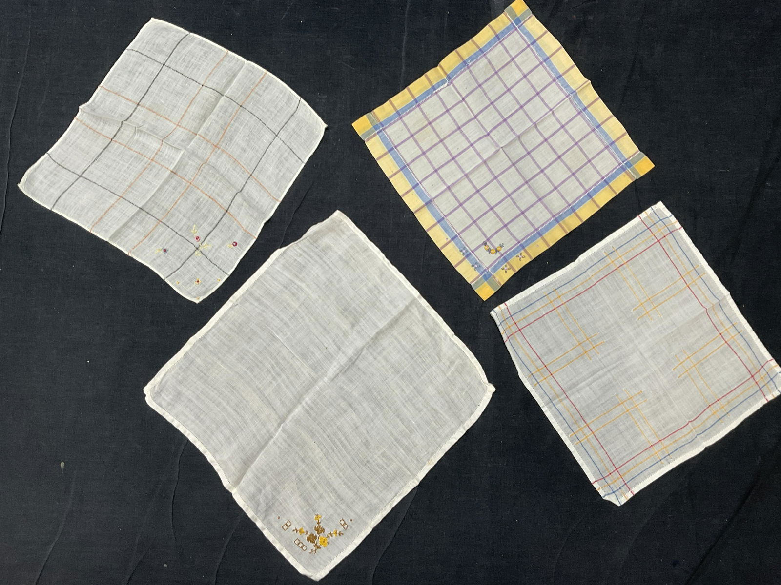 Lot 4 Embroidered Tabletop Doilies (1 of 6)