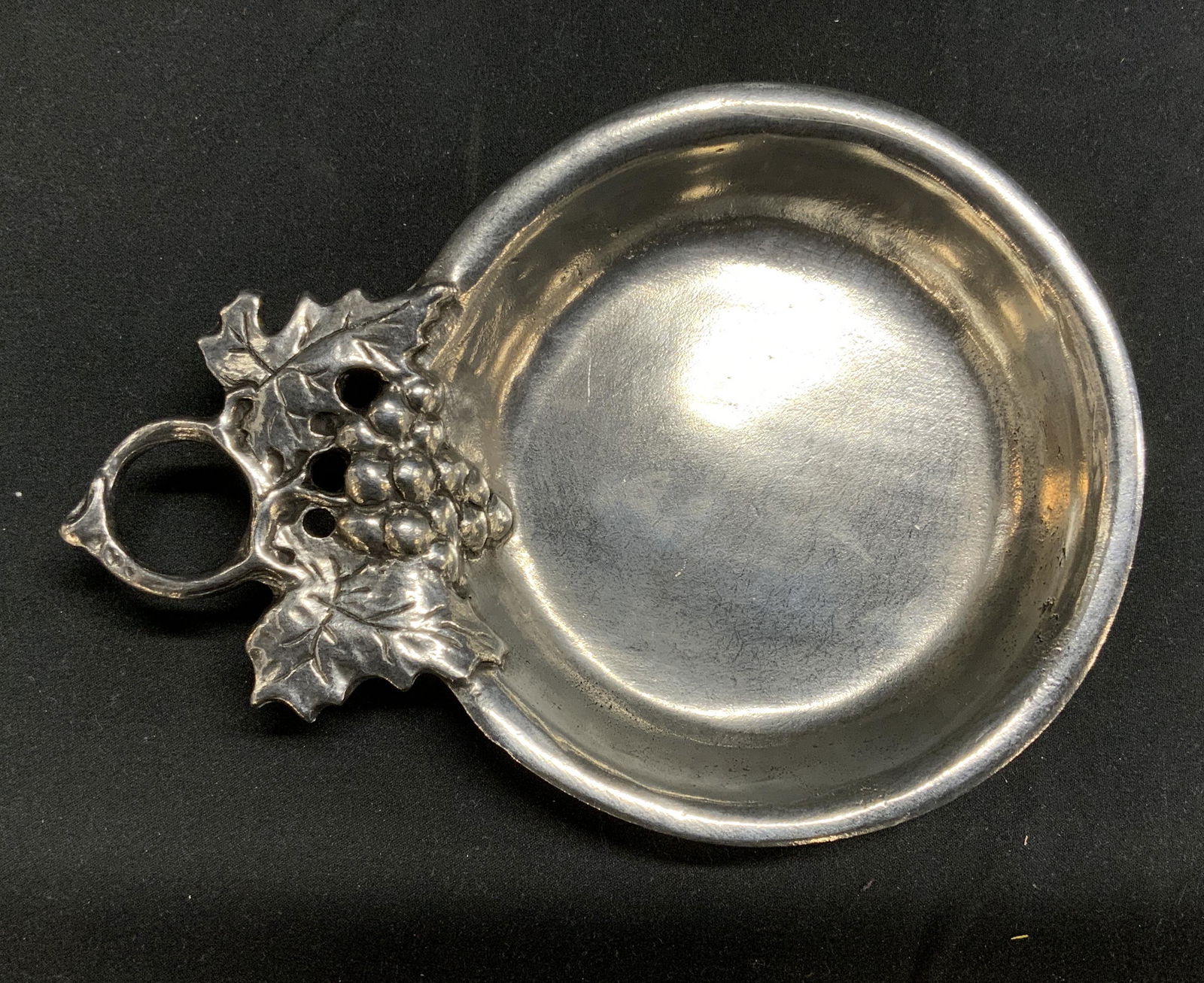 WILLIAMS SONOMA Silver Pl Wine Plate & Stopper: Williams Sonoma silver plated wine plate and wine bottle stopper with grape motif. Trademarked to underside of plate. Made in Italy. Plate measures approx. 4.75 inches diameter. Stopper measures appro