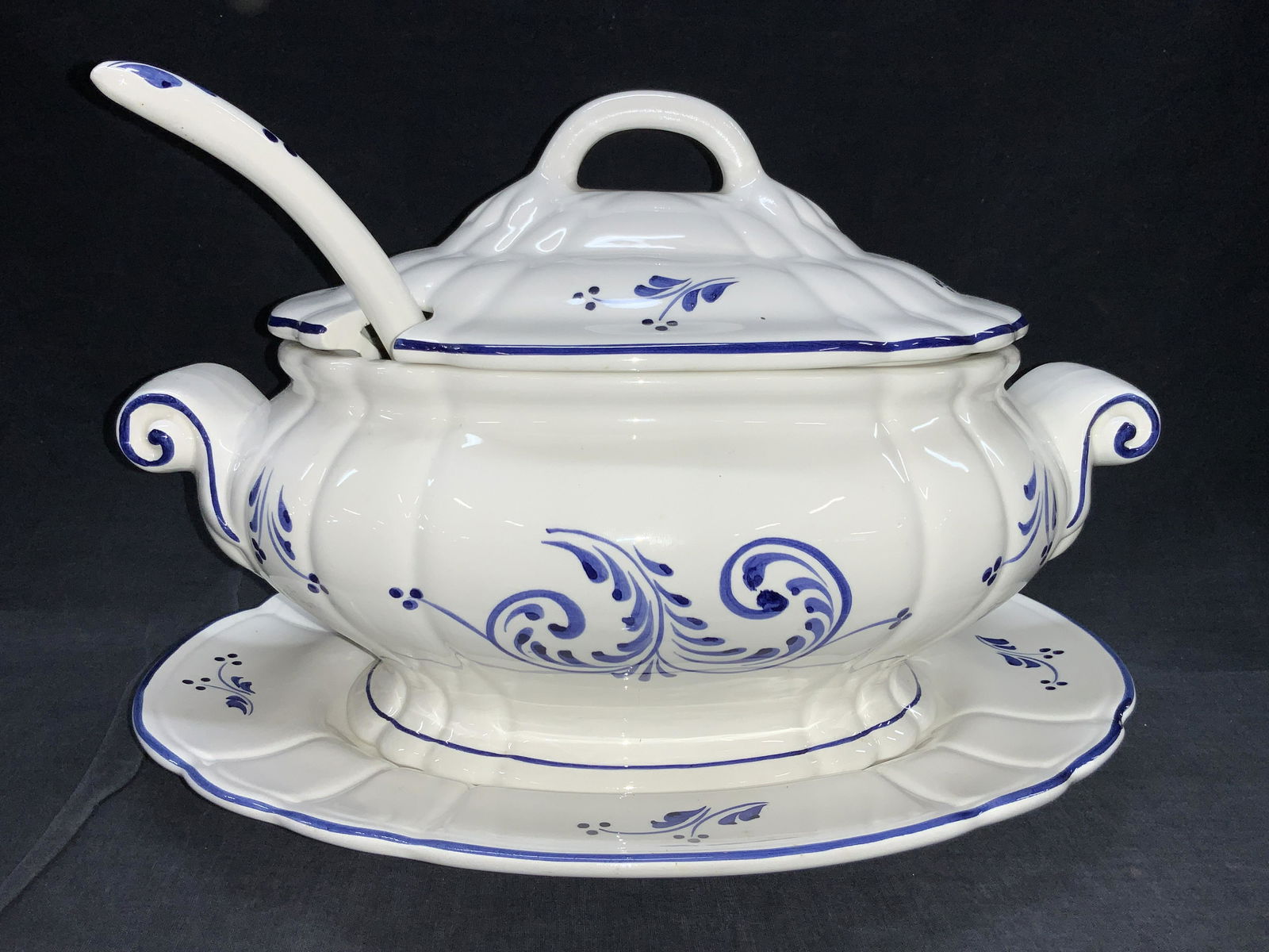 LOUCART Porcelain Tureen W Ladle & Platter (1 of 10)