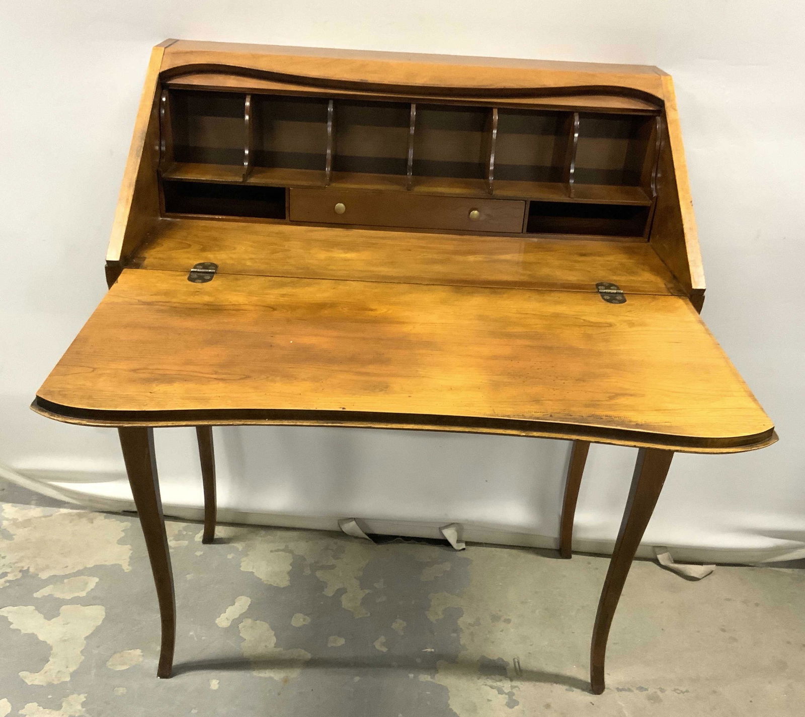 BAKER FURNITURE Queen Anne Secretary Desk (0422) on Feb 08, 2023 The