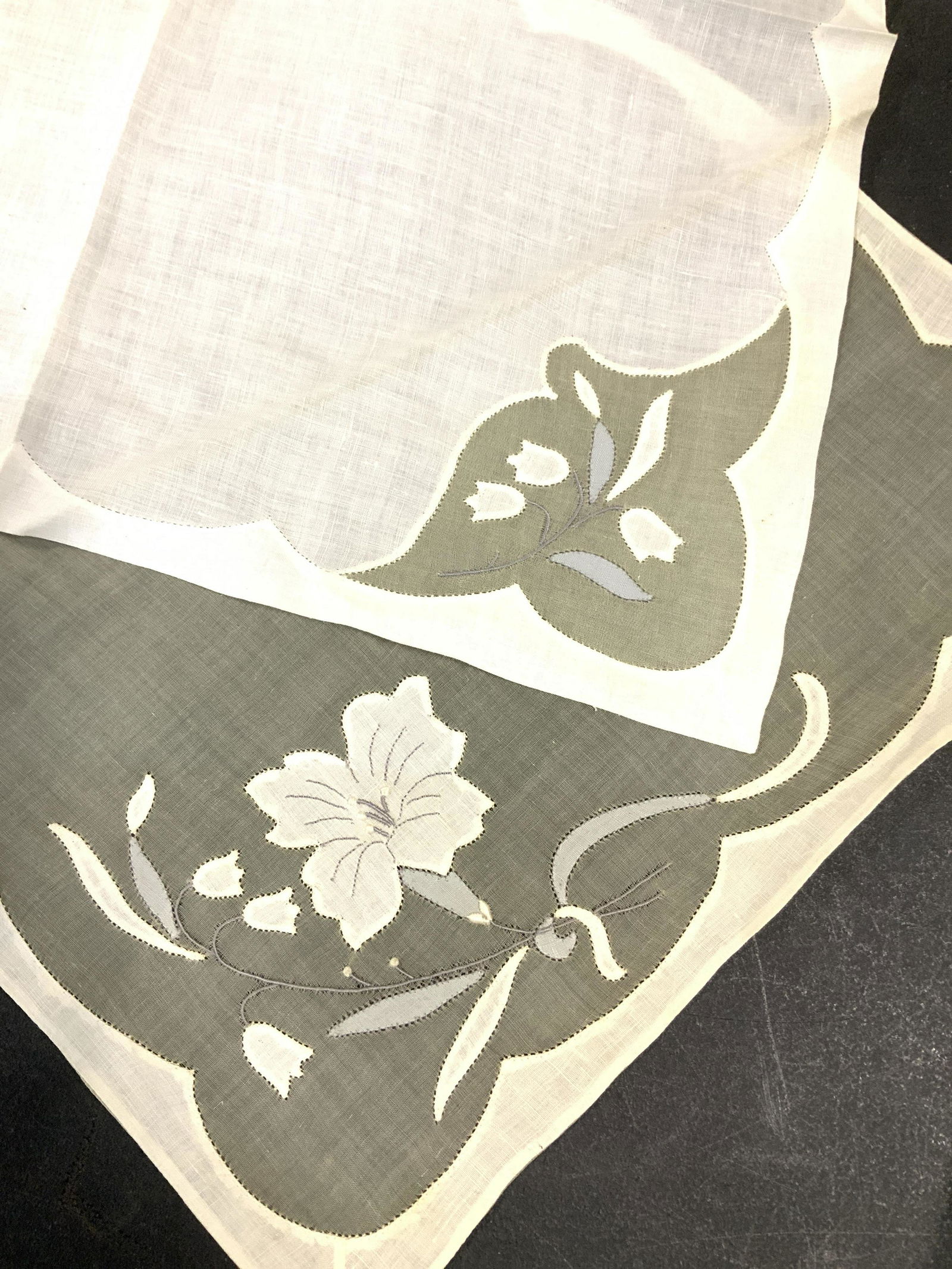 Set Linen Tulip Applique Table mats and Napkins 14 (1 of 8)