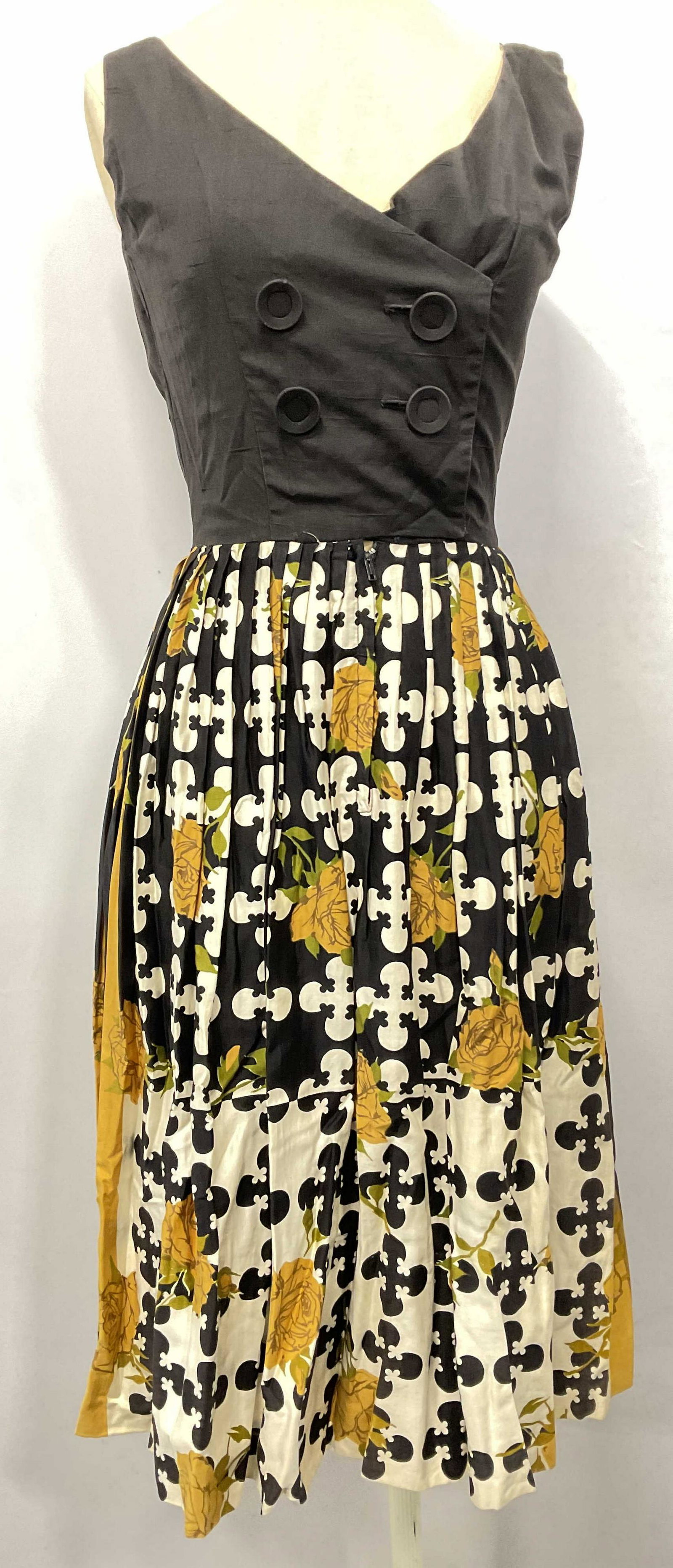 Vintage Rose Detailed Pleated Dress: Vintage Rose Detailed Pleated Dress. No size to piece. 2 labels that read Hanna, Newport News VA, & Parade NY. No material tag to piece. Waist width measures approx 12 inches. Length from waist down m