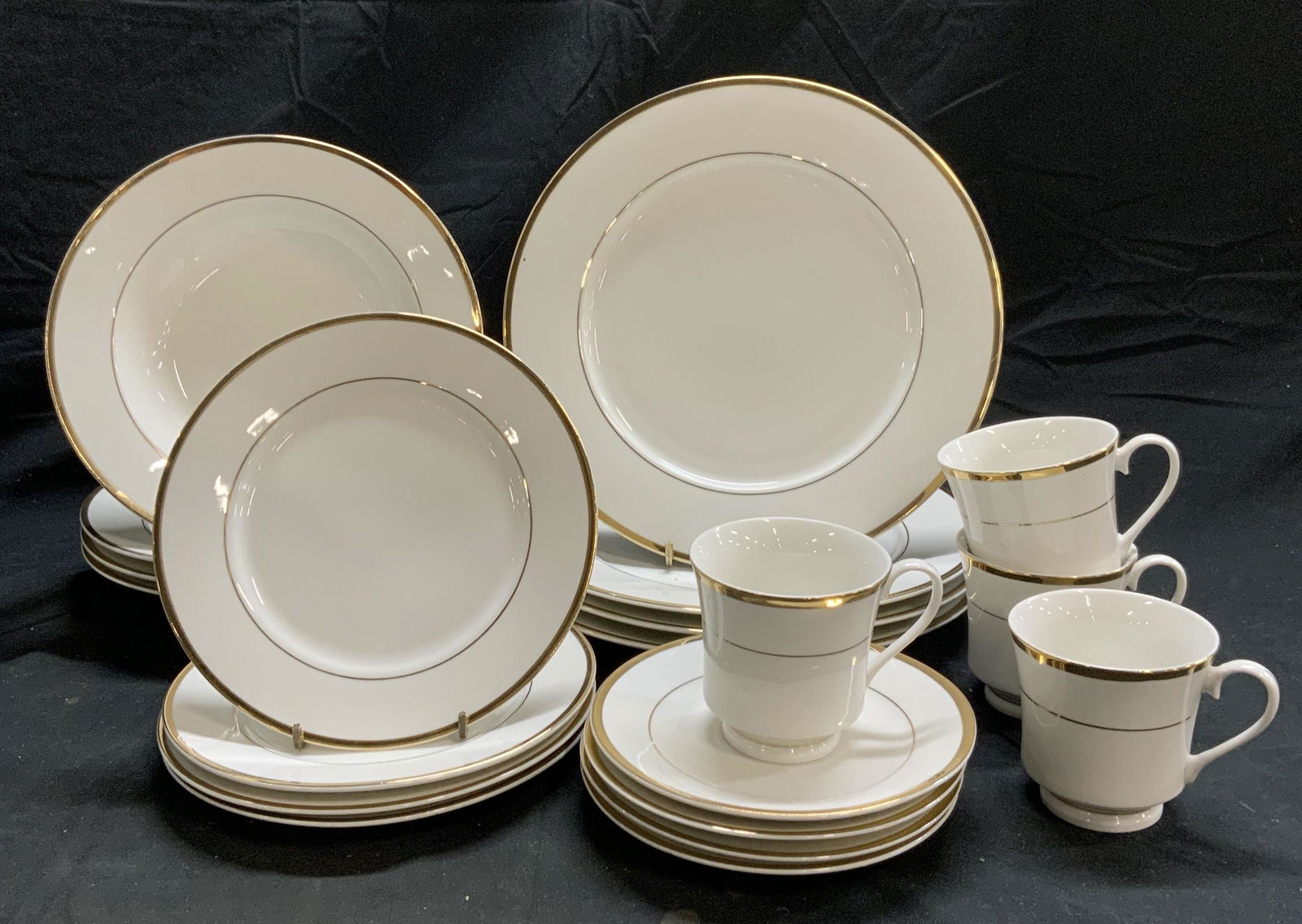 LYNNS Gilt White Fine China Service for 4 (1 of 9)