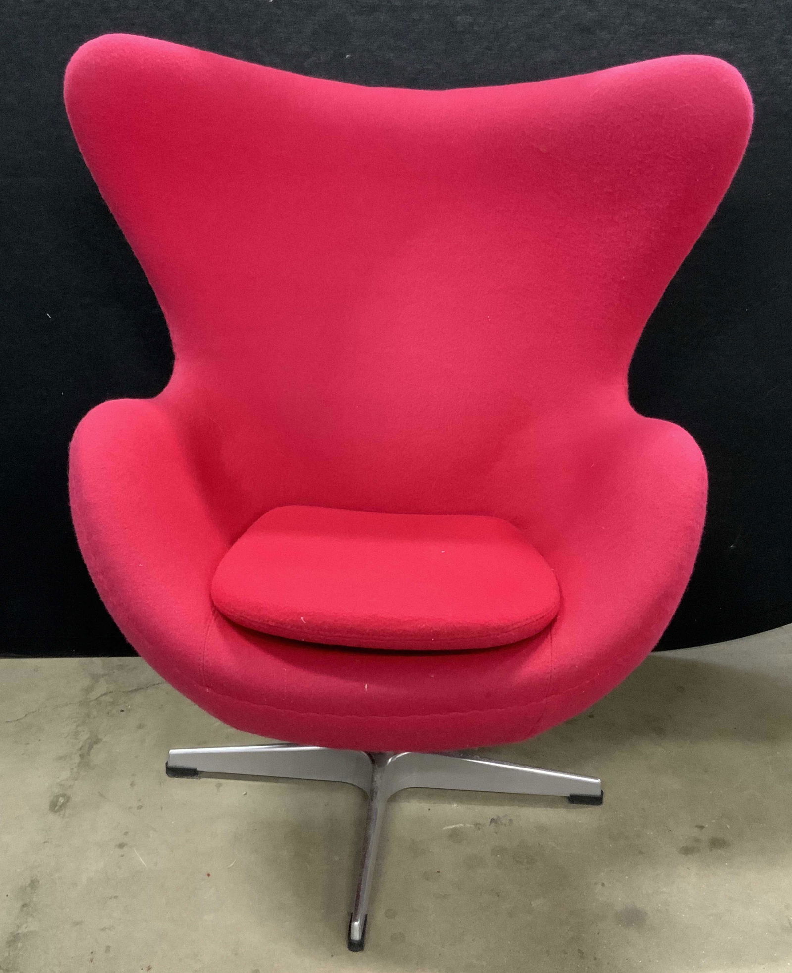 ARNE JACOBSEN Hot Pink Egg Chair (1 of 18)