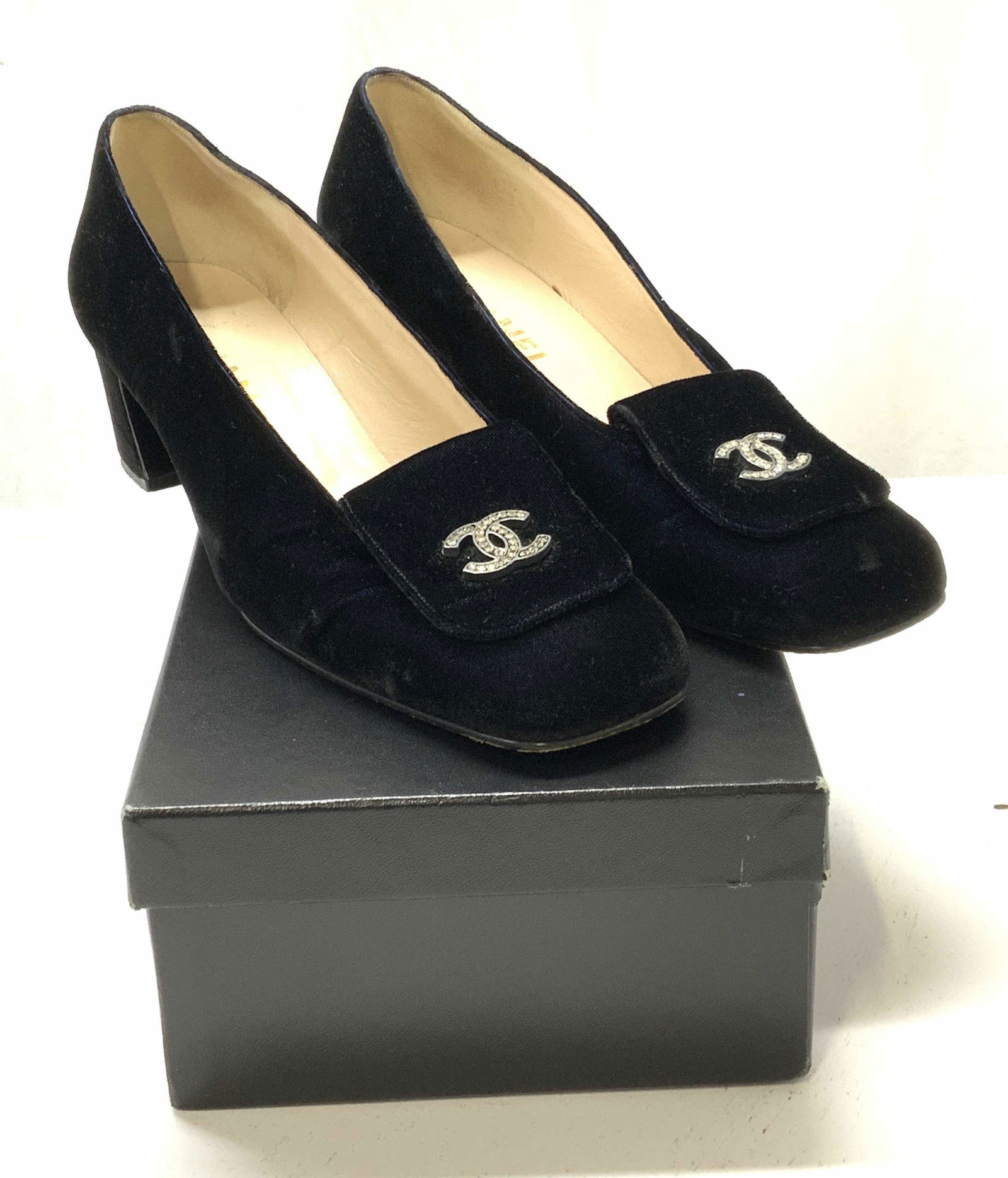CHANEL Navy Blue Velvet Pumps Size 40 (1 of 8)