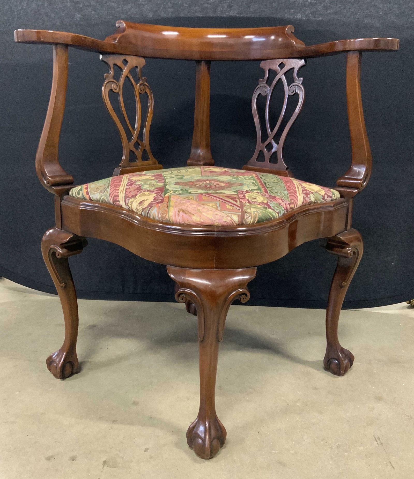 SOUTHWOOD Mahogany Claw & Ball Foot Corner Chair: Underside has tag which reads SOUTHWOOD HICKORY, NORTH CAROLINA. Corner chair is vintage possibly antique. Piece appears to be mahogany. Chair has carved wooden ball & claw feet. Piece has urn style b