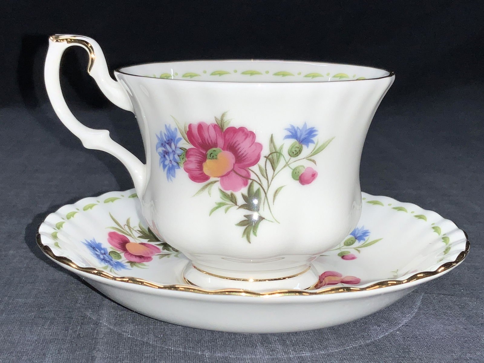 ROYAL Alpert Poppy Flower August China Cup (1 of 9)