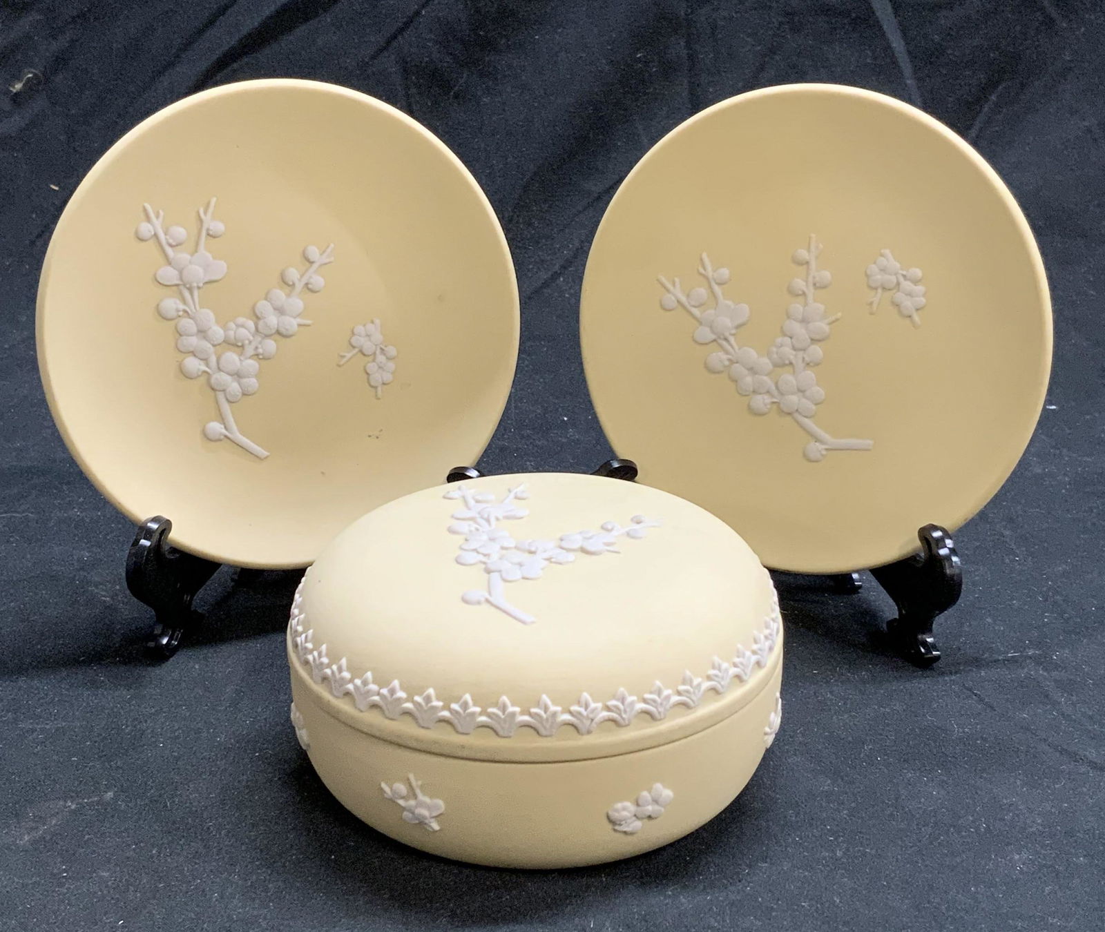 Lot 3 WEDGWOOD Primrose Trinket Box & Plates (1 of 7)
