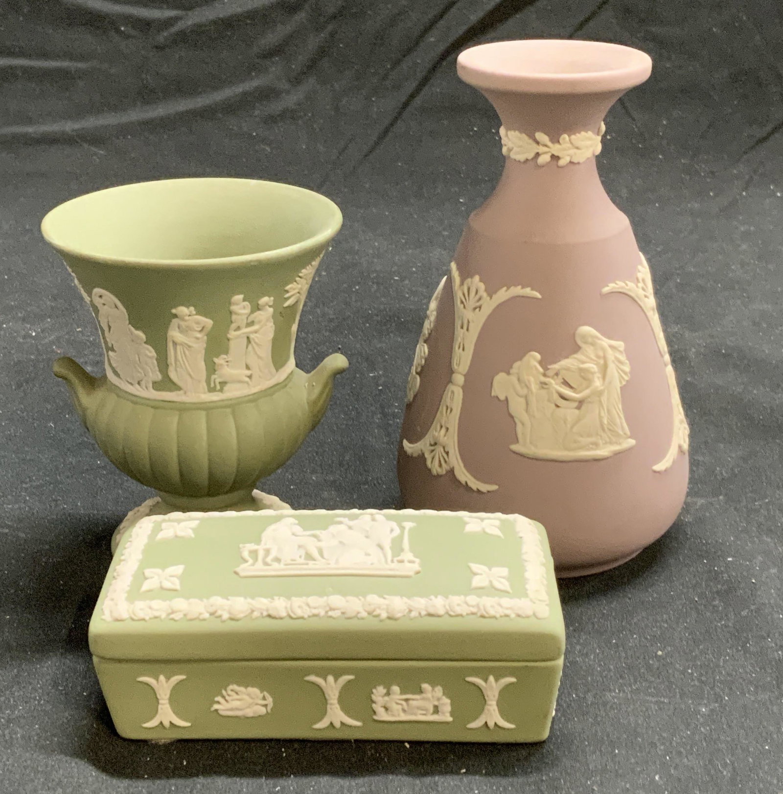 Lot 3 WEDGWOOD Hud Vases & Trinket Box (1 of 11)
