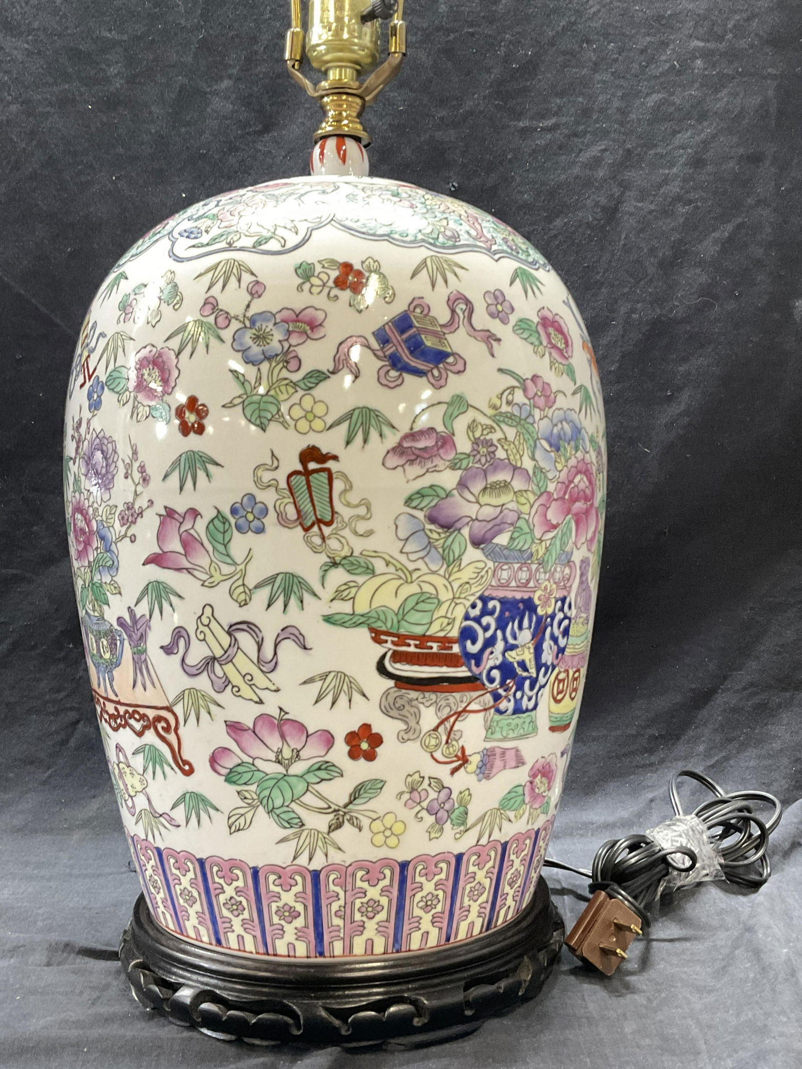 Asian Style Porcelain Tabletop Lamp (1 of 7)