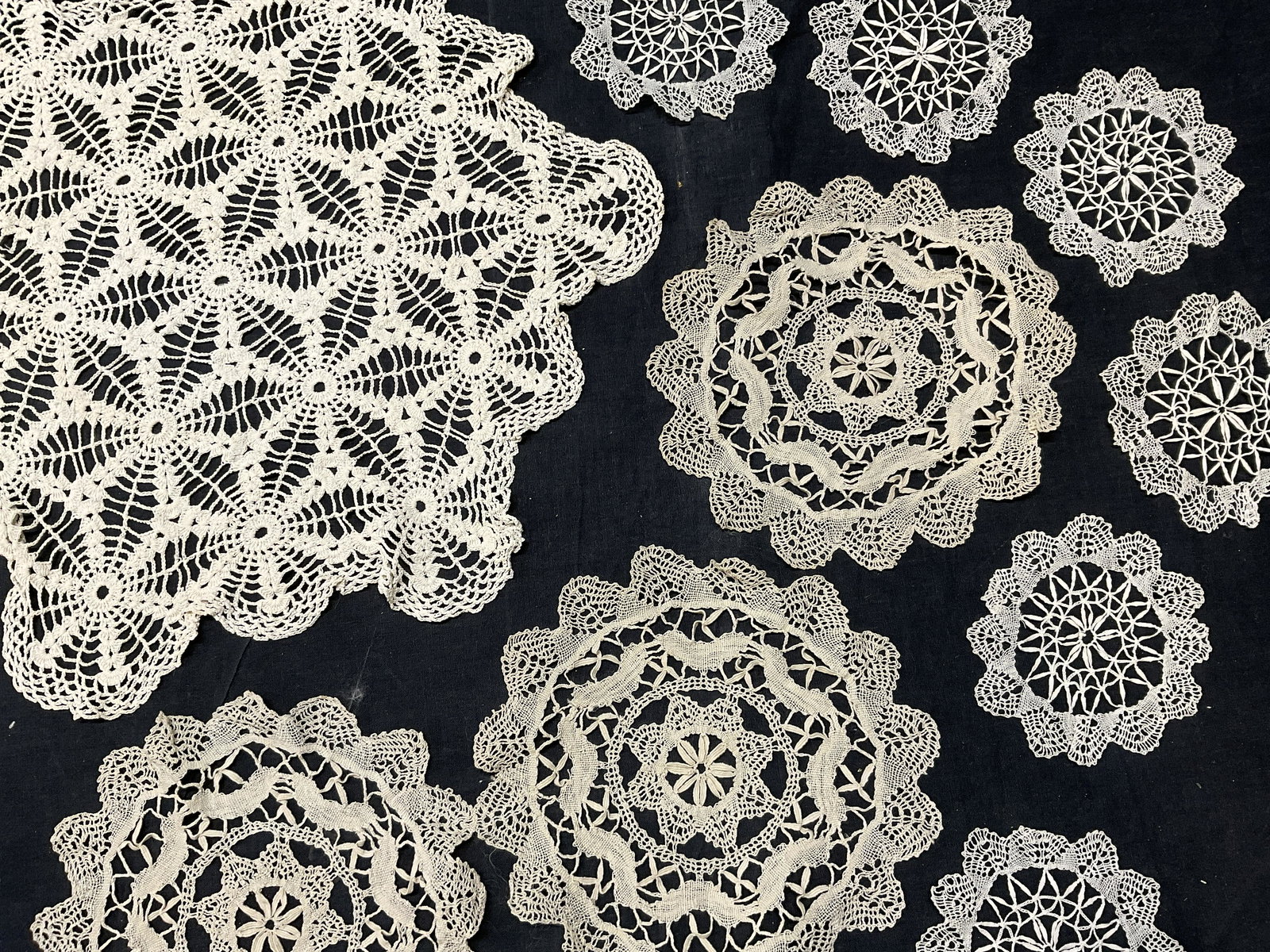 Lot 10 Lace Tabletop Wares (1 of 6)