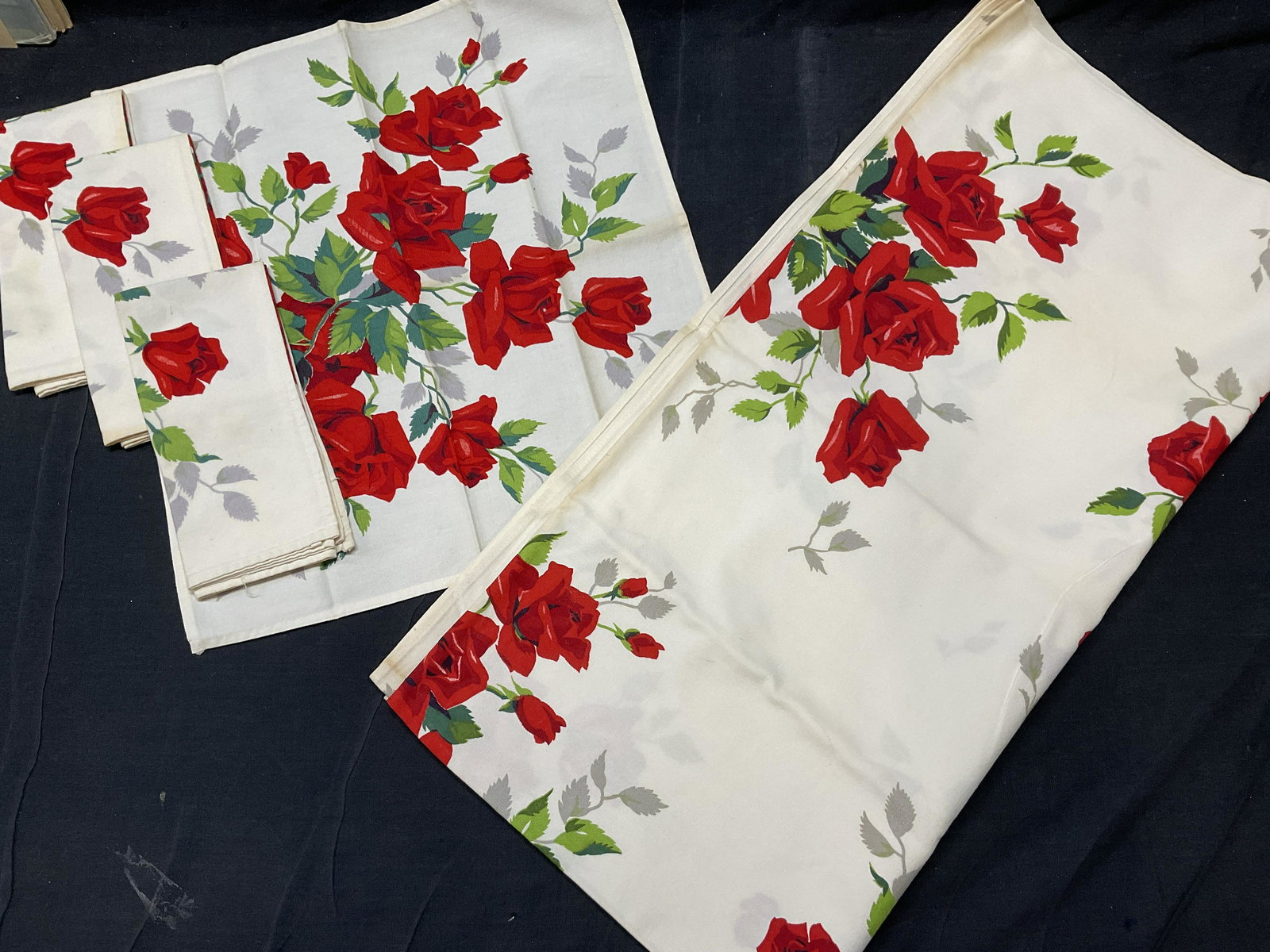 Lot 5 Rose Motif Fabric Table Cloth & Napkins (1 of 6)