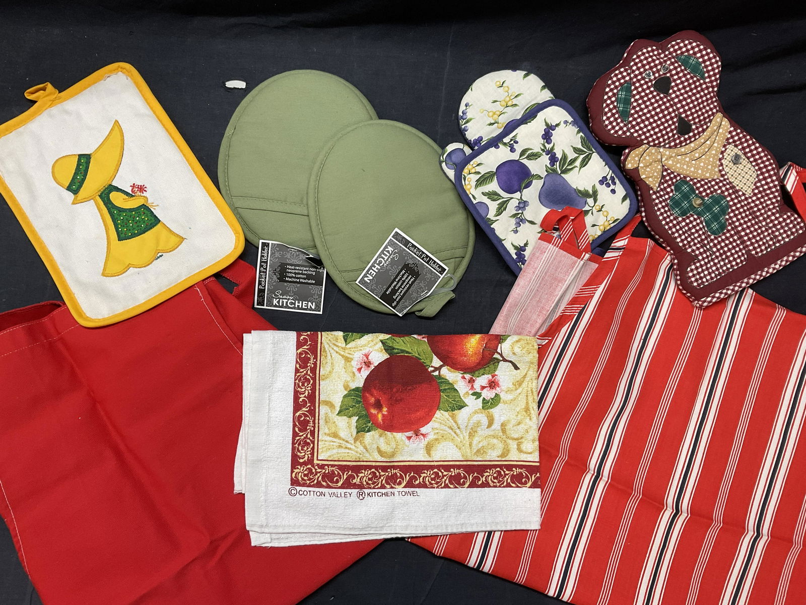 Lot 9 Fabric Kitchen Aprons & Oven Mits (1 of 7)