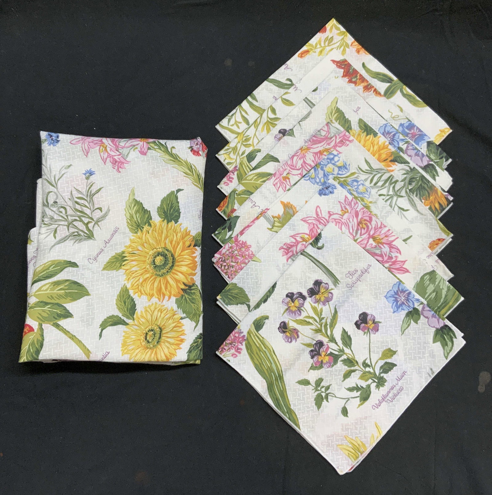 Set 9 Floral Print Tablecloth & Napkins (1 of 8)