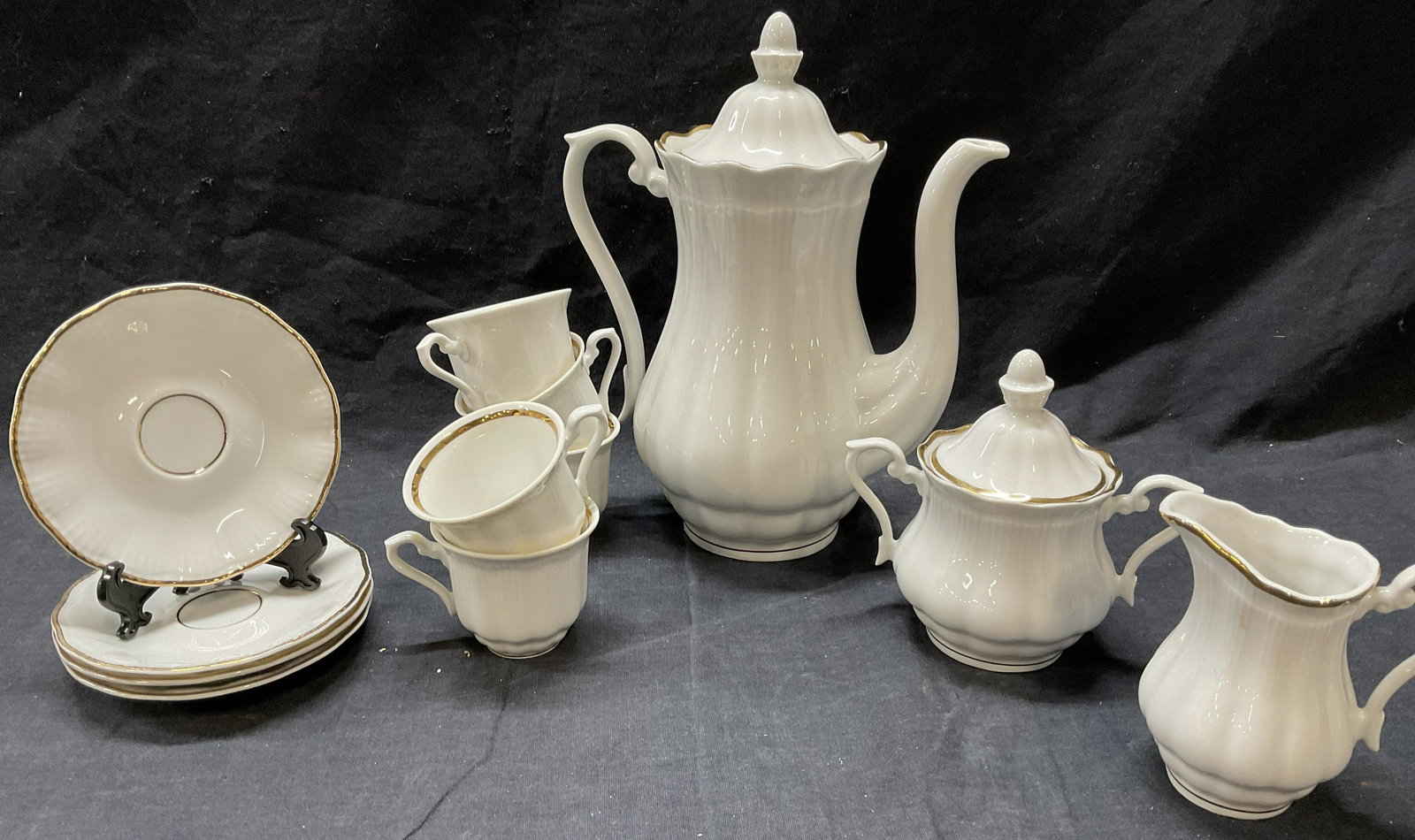 Wakbrzych Porcelain Tea Set, Poland: Wakbrzych Porcelain Tea Set, Made in Poland. 1 creamer, 1 tea pot w lid, 1 sugar bowl w lid, 5 tea cups and 4 saucers. Teapot measures approx. 10 x 8 x 4 inches. Gold tone detail to porcelain. Hallmar