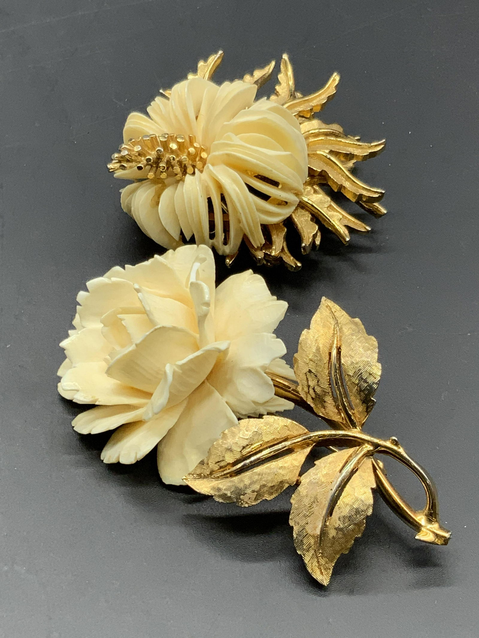 Lot 2 BOUCHER Vintage 3D Floral Brooches, Jewelry (1 of 15)