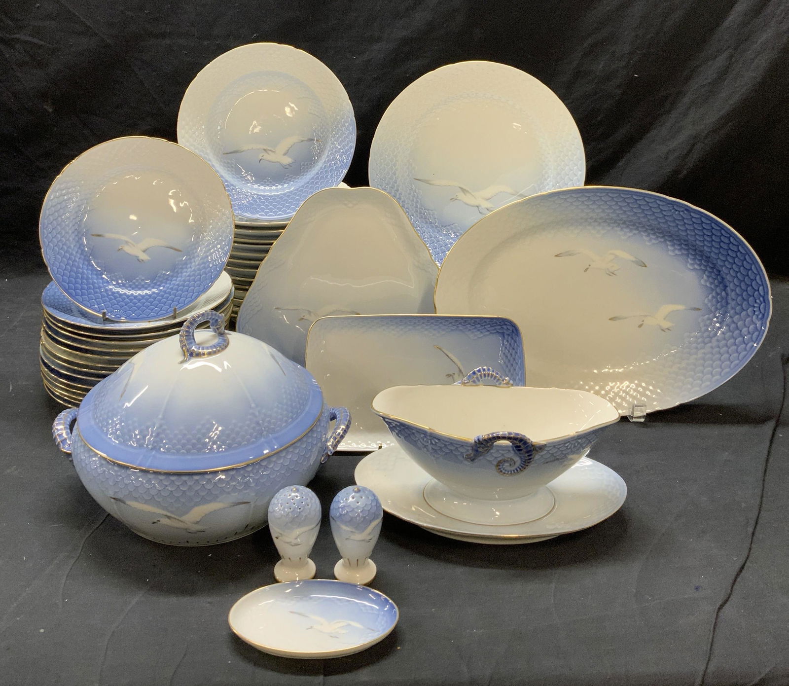 Set90 B&G KJOBENHAVN Porcelain Dinnerware (1 of 14)