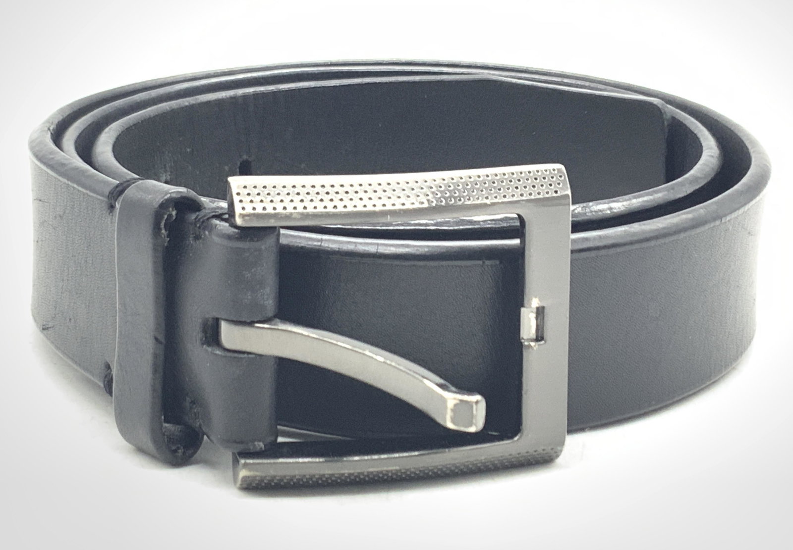 TUMI Black Leather Fashion Belt: Black leather belt, marked TUMI on belt buckle and interior. Buckle is gun metal toned. Approximately 42 inches long. Evident Wearing to leather. TUMI designer fashion accessories, leather belt. Belt,