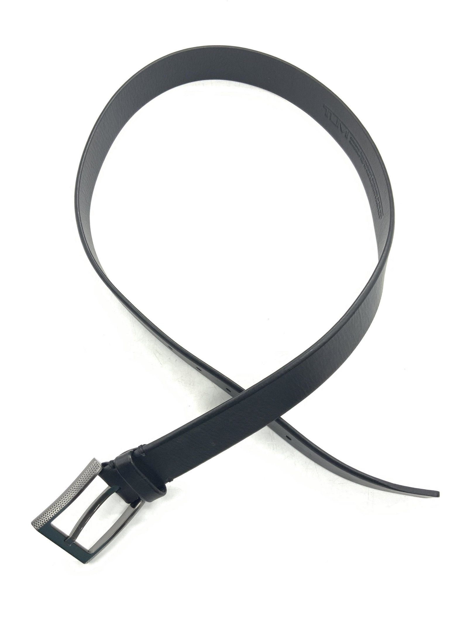 TUMI Designer Black Leather Belt: Black leather belt, marked TUMI on belt buckle and interior. 34/85 Buckle is gun metal toned. Approximately 39 inches long. Evident Wearing to leather. TUMI designer fashion accessories, leather belt.