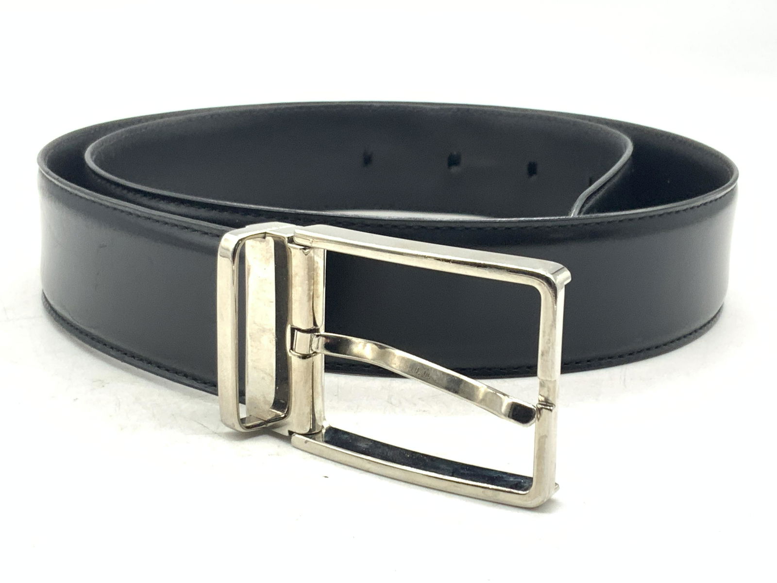 DUNHILL Black Leather Belt London England: DUNHILL Black Leather Belt London England Marked on buckle DUNHILL Black smooth leather belt with chrome toned minimalist buckle. Possibly leather possibly man made. Approximately 38 inches long. Mino