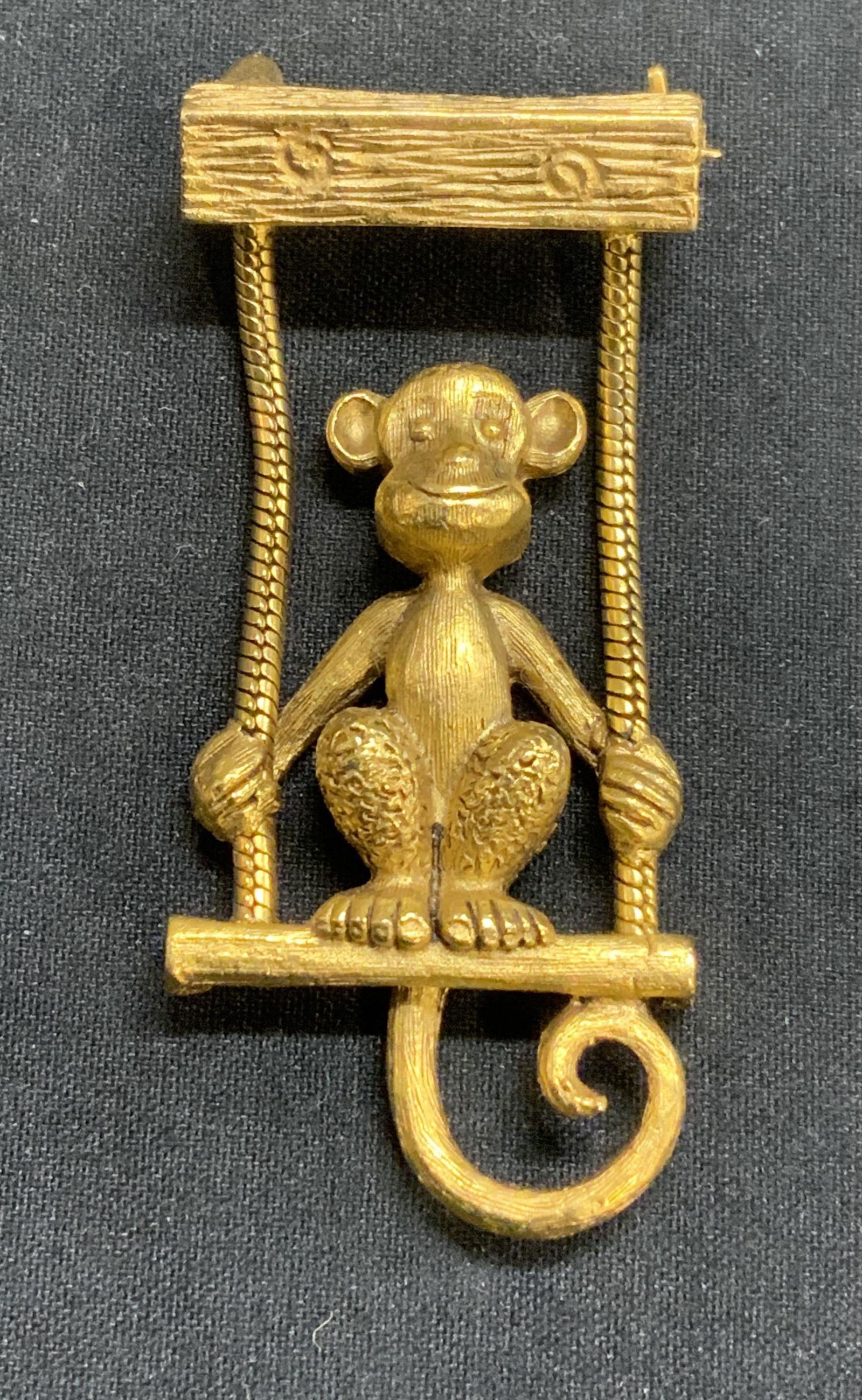 DANECRAFT Gold Tone Monkey & Swing Brooch (1 of 6)