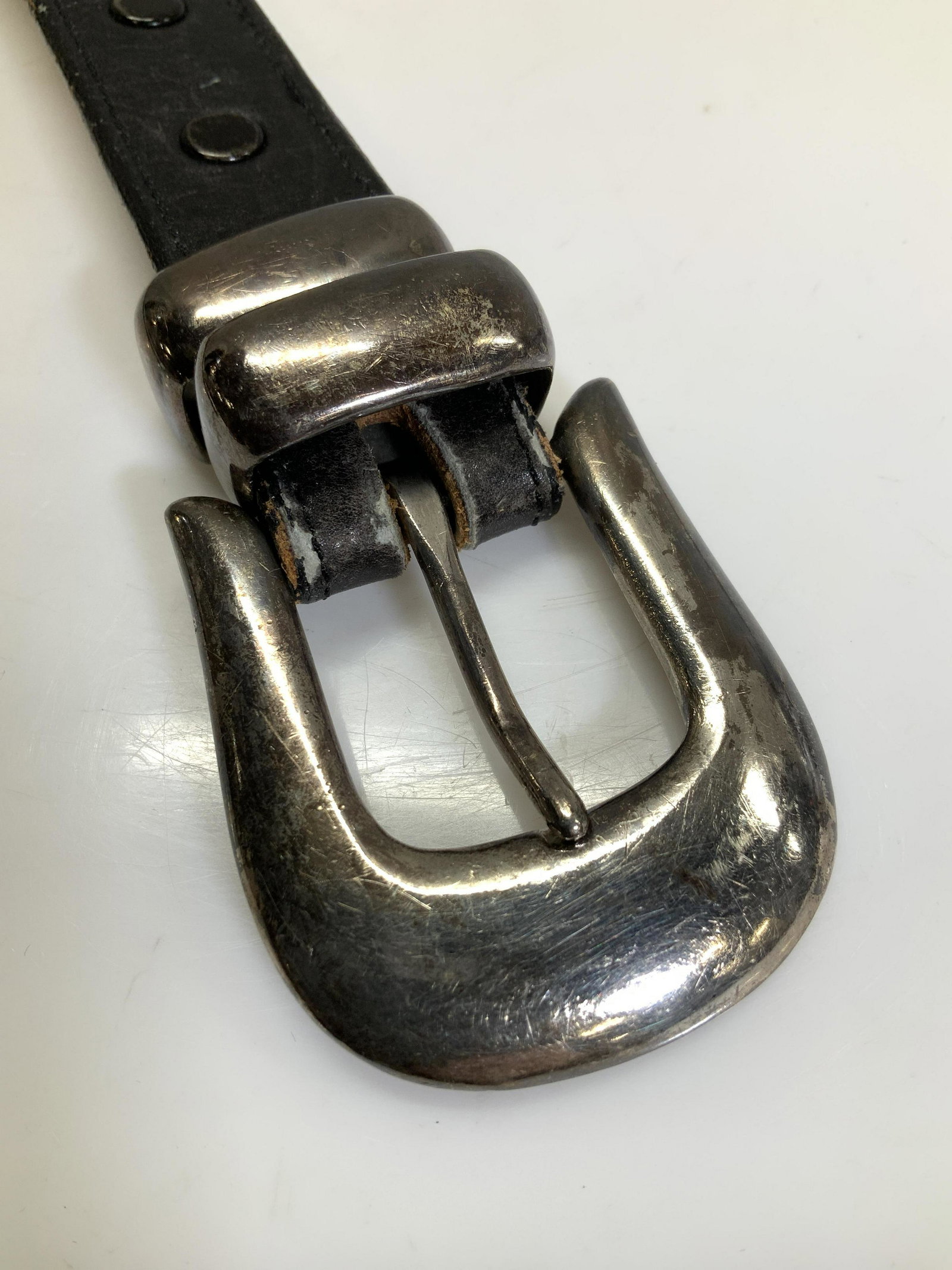 D MAGNUS Sterling Silver Buckle Leather S Fe Belt: Douglas Magnus Sterling Silver Belt Buckle Set Santa Fe Size 42 (Dm. Heartline TM) SIGNED on verso of buckles Sterling Silver buckle , belt loops and tip. Total length 40 in., width 1 1/8 in. Prong ho