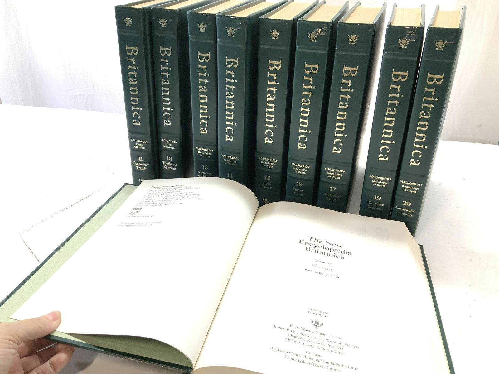 The New Encyclopedia Britannica Macro Set 10 (1 of 9)